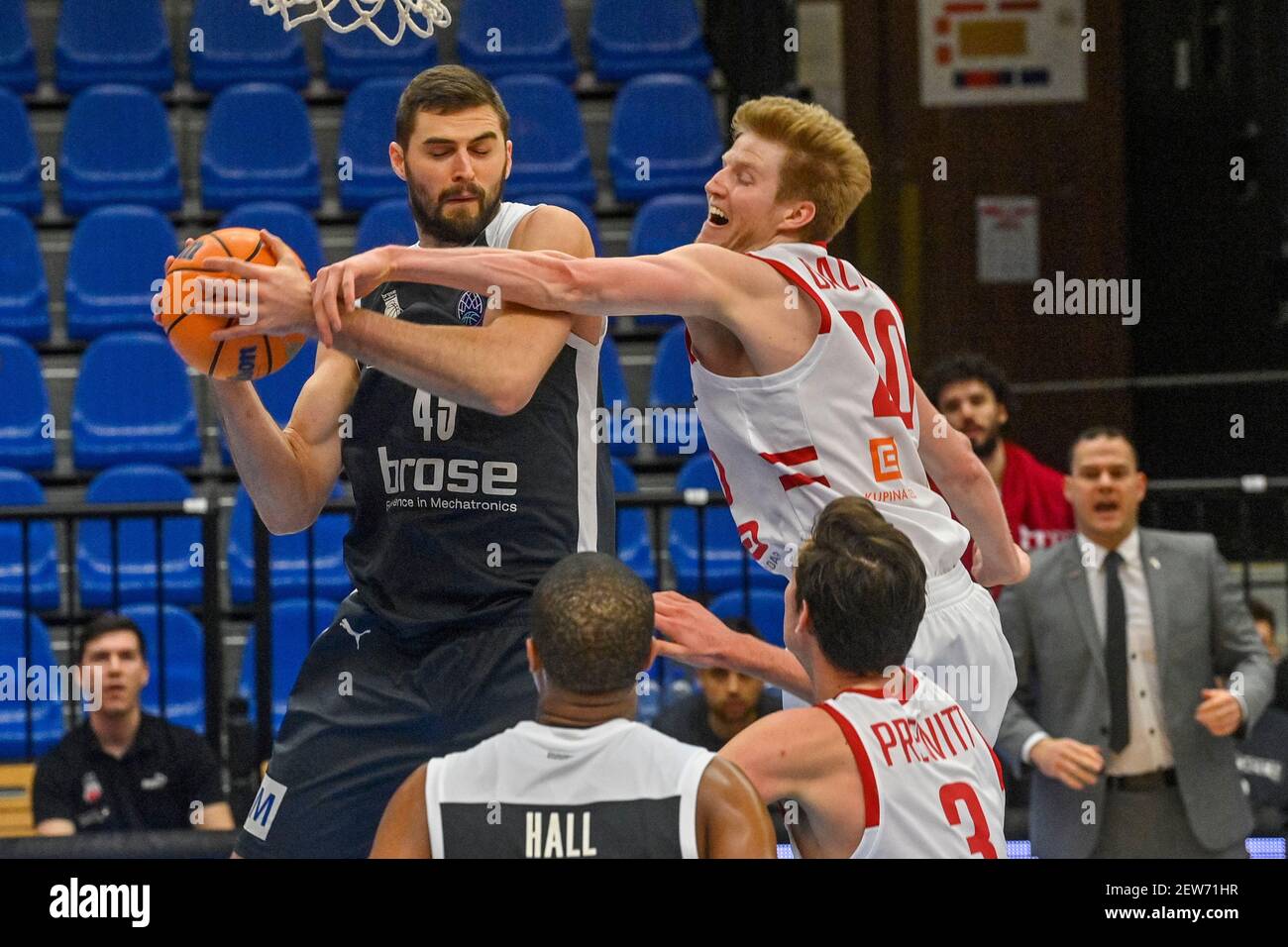 Nymburk, République tchèque. 02 mars 2021. L-R David Kravish de Bamberg et Hayden Dalton de Nymburk en action pendant le groupe du 1er tour de la Ligue des Champions de basket-ball hommes L Match ERA Nymburk vs Brose Bamberg à Nymburk, République Tchèque, le 2 mars 2021. Crédit : vit Simanek/CTK photo/Alay Live News Banque D'Images