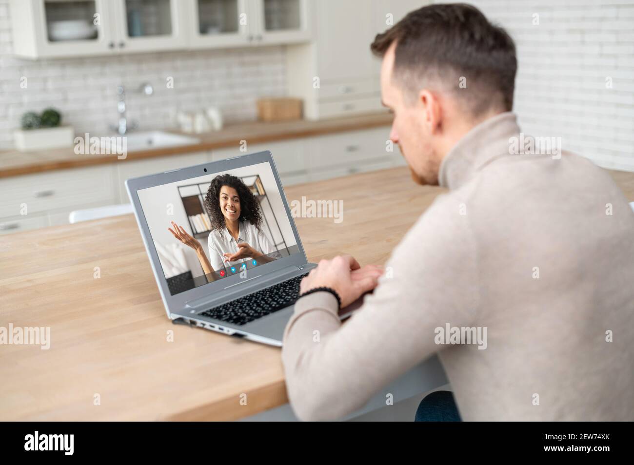 Concept d'une nouvelle vie normale : appel vidéo entre les couples discutant à travers les caméras Tablet PC dans la maison, salutation de l'homme et vers les femmes en relation longue distance ensemble, partageant leurs nouvelles Banque D'Images