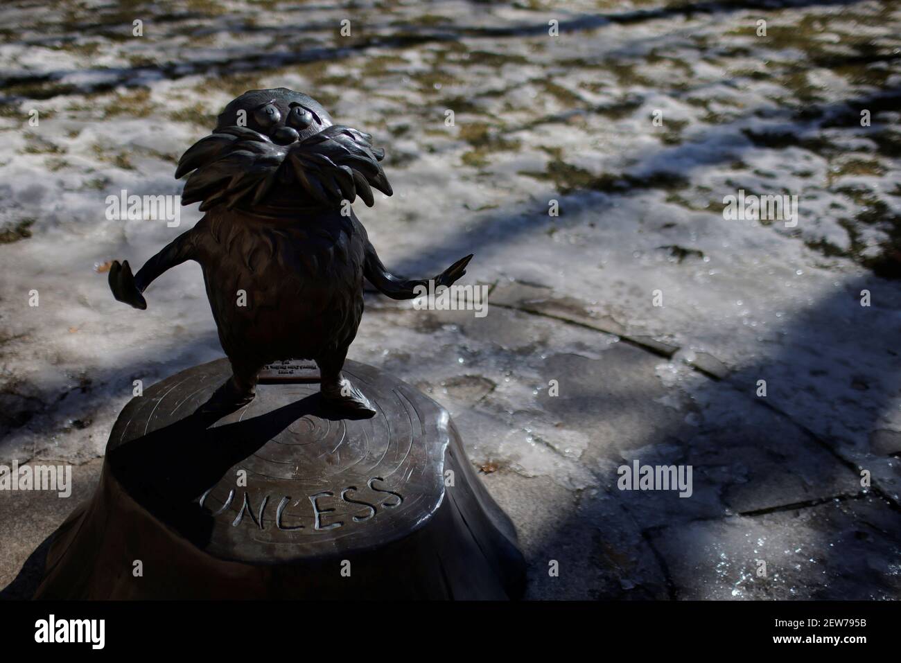 Une Statue De The Lorax D Un Livre De Theodor Seuss Geisel Dr Seuss Se Tient Dans Le Jardin De Sculptures Du Memorial National Du Dr Seuss Apres Que La Societe A Mis