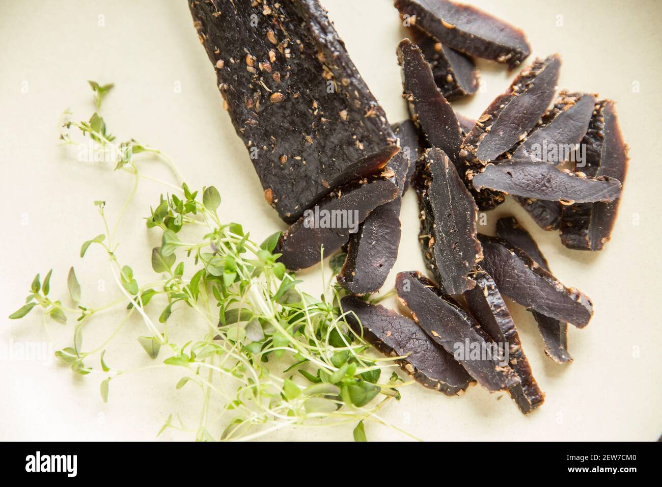 Tranches de venaison d'un cerf de Virginie qui a été séché à l'air pour faire du biltong maison. Il a été séché avec du sel, du sucre brun et du vinaigre de malt et f Banque D'Images