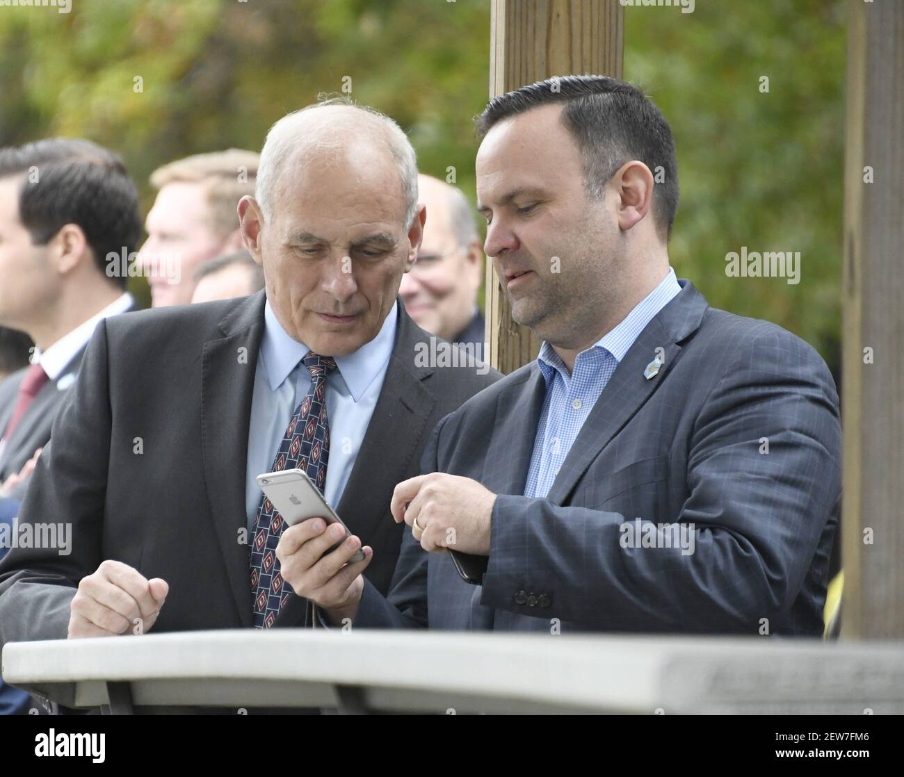 Le directeur des médias sociaux et adjoint du président Dan SCAVINO Jr. De la Maison Blanche présente un message sur son iPhone au chef de cabinet de la Maison Blanche John Kelly en tant que président des États-Unis Donald J. Trump visite le centre d'entraînement américain du Service secret James J. Rowley à Beltsville, Maryland, vendredi, 13 octobre 2017. Crédit: Ron Sachs / piscine via CNP Banque D'Images