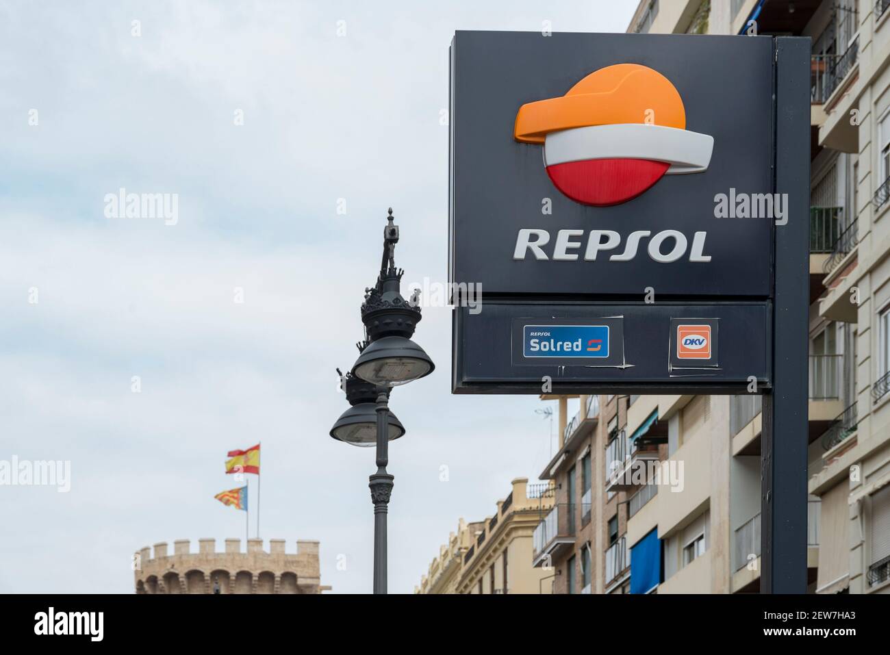 Valence, Espagne. 1er mars 2021. Logo Repsol vu à l'une de leurs stations-service. Credit: Xisco Navarro Pardo/SOPA Images/ZUMA Wire/Alay Live News Banque D'Images