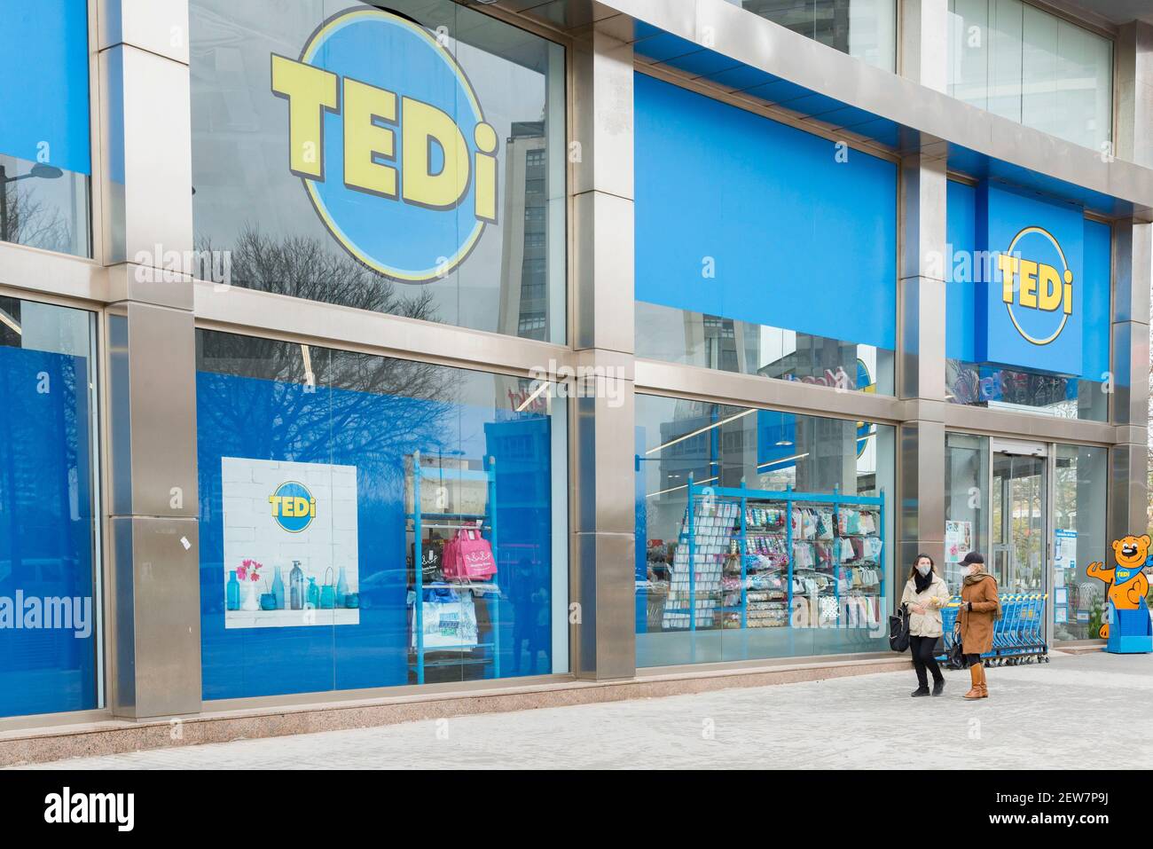 Valence, Espagne. 1er mars 2021. Les gens font le tour du grand magasin Tedi. Credit: Xisco Navarro Pardo/SOPA Images/ZUMA Wire/Alay Live News Banque D'Images