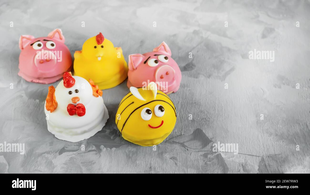 Gateau Sous Forme D Animaux Le Souffle Fait Maison En Glacure Est Decore Sous Forme De Visages D Animaux Cochons Poulets Et Abeilles Sous Forme De Cak Pour Enfants Photo Stock Alamy