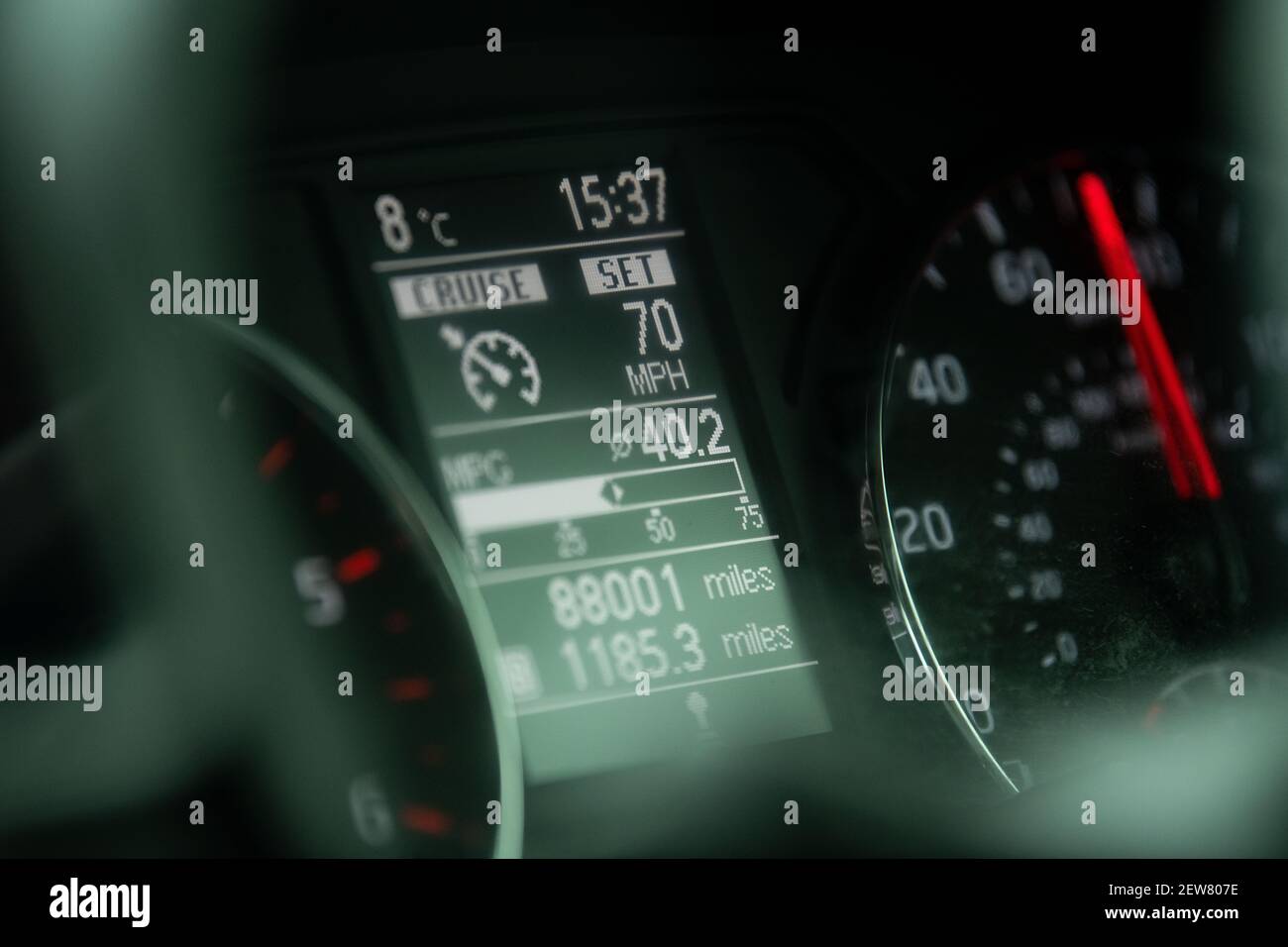 Indicateur de vitesse ou indicateur de vitesse de la voiture qui se déplace à 70 km/h avec Régulateur de vitesse réglé à 70 mi/h - Royaume-Uni Banque D'Images