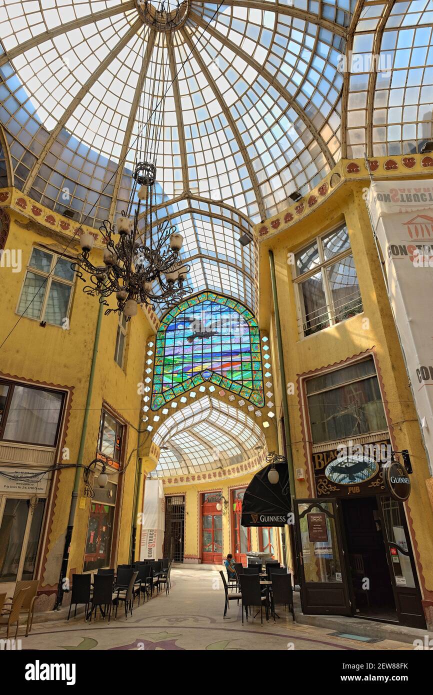 ORADEA, ROUMANIE - 01 AOÛT 2015 : le Palais de l'Aigle noir équipé d'un passage couvert de verre est un chef-d'œuvre architectural. Banque D'Images