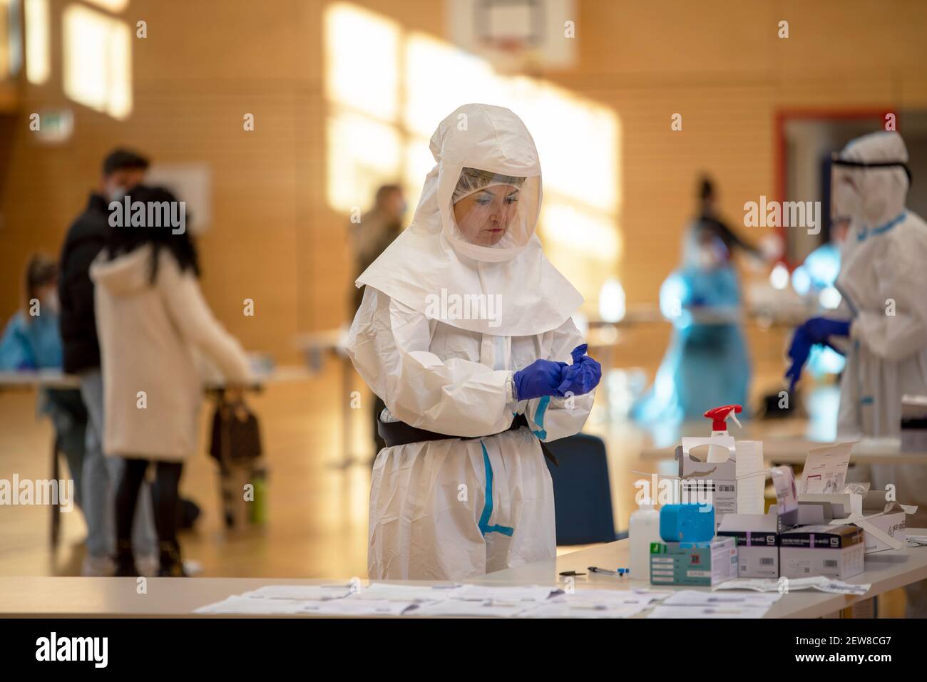 Journée VAX : campagne de vaccination et vaccination de masse. Les médecins sont prêts à injecter le vaccin. Les travailleurs médicaux qui donnent le vaccin Covid-19 aux personnes. Banque D'Images