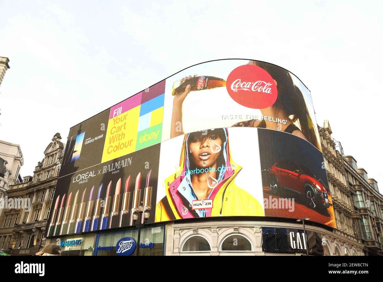 Les lumières de Piccadilly célèbres dans le monde ont été vues le 28 octobre 2017. Un écran unique permanent sera dévoilé en automne pour remplacer les six écrans actuels. En plus d'être un panneau publicitaire, il sera en mesure de fournir des vidéos en direct et de donner des mises à jour sur des événements tels que la météo et les résultats sportifs. (Photo de Claire Doherty/Sipa USA) Banque D'Images
