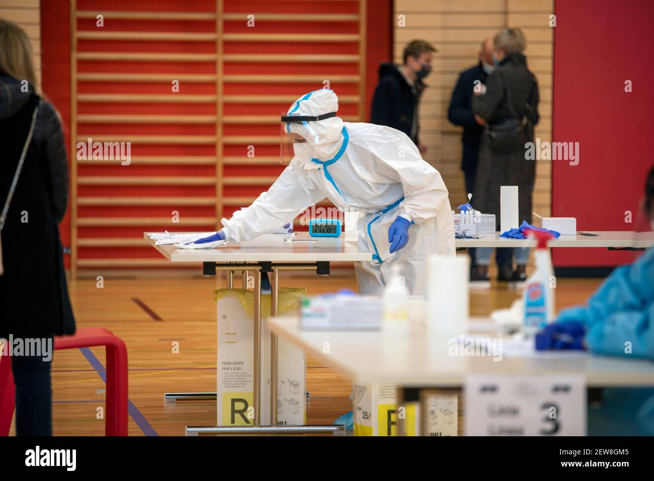 Journée VAX : campagne de vaccination et vaccination de masse. Les médecins sont prêts à injecter le vaccin. Les travailleurs médicaux qui donnent le vaccin Covid-19 aux personnes. Banque D'Images