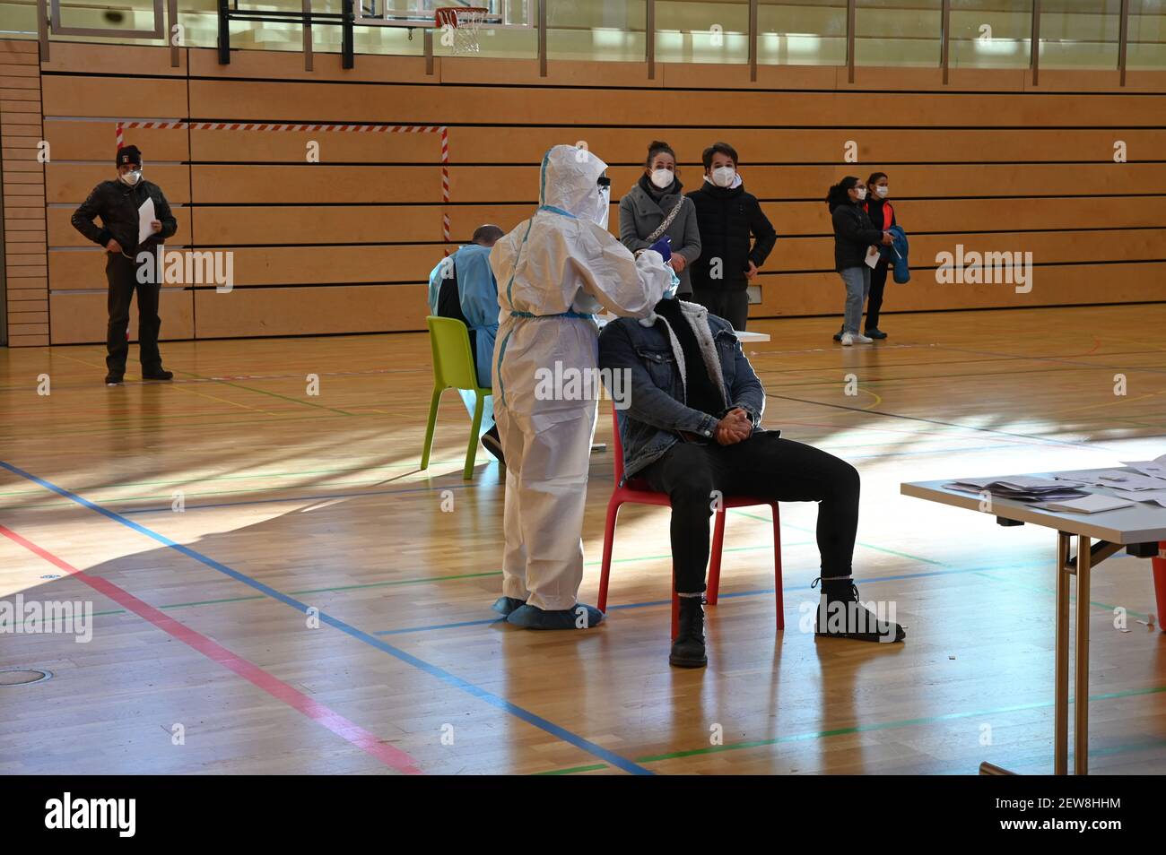 Journée VAX : campagne de vaccination et vaccination de masse. Les médecins sont prêts à injecter le vaccin. Les travailleurs médicaux qui donnent le vaccin Covid-19 aux personnes. Banque D'Images
