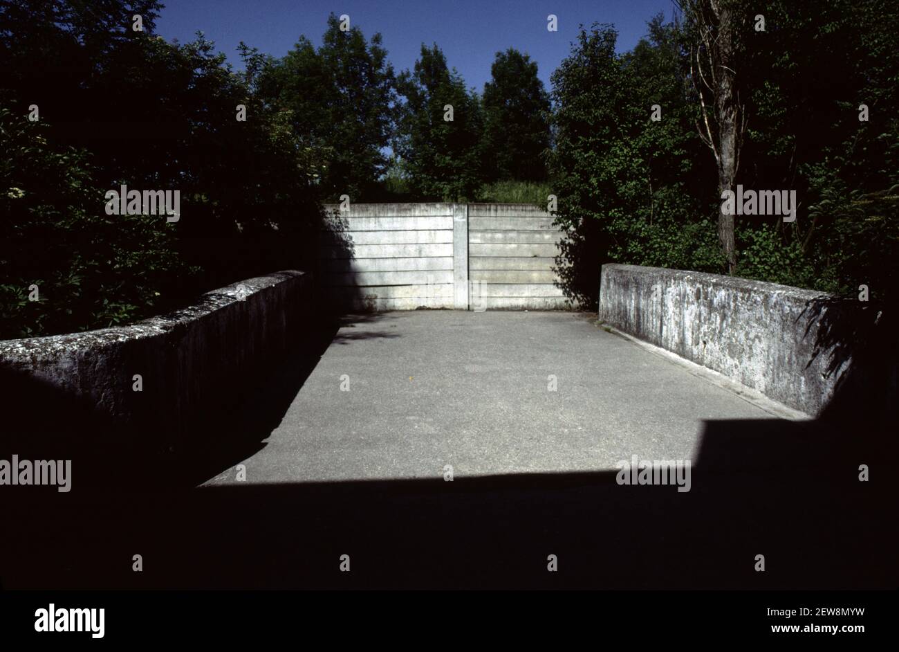 Dachau, Allemagne. 6/26/1990. Musée du camp de concentration de Dachau. Du 22 mars 1933 au 29 avril 1945. Premier camp construit par le Reich nazi. Photos d'époque des casernes, des bâtiments et de la disposition des camps. Banque D'Images