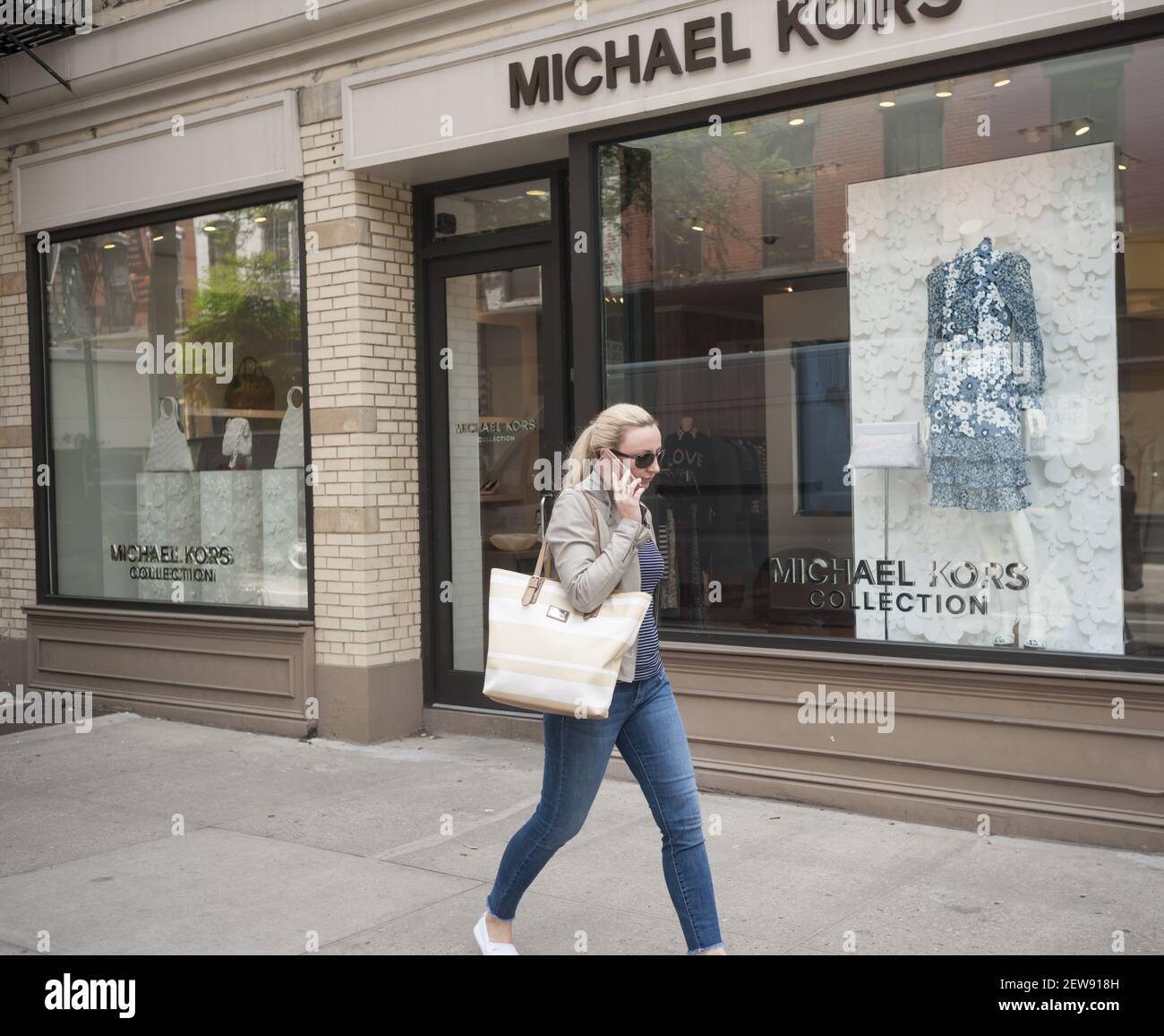 Le magasin Michael Kors sur la rue branchée Bleecker à New York le jeudi 1er juin 2017. Michael Kors a annoncé un revenu du deuxième trimestre fiscal qui a battu les attentes des analystes. (Photo de Richard B. Levine) Banque D'Images