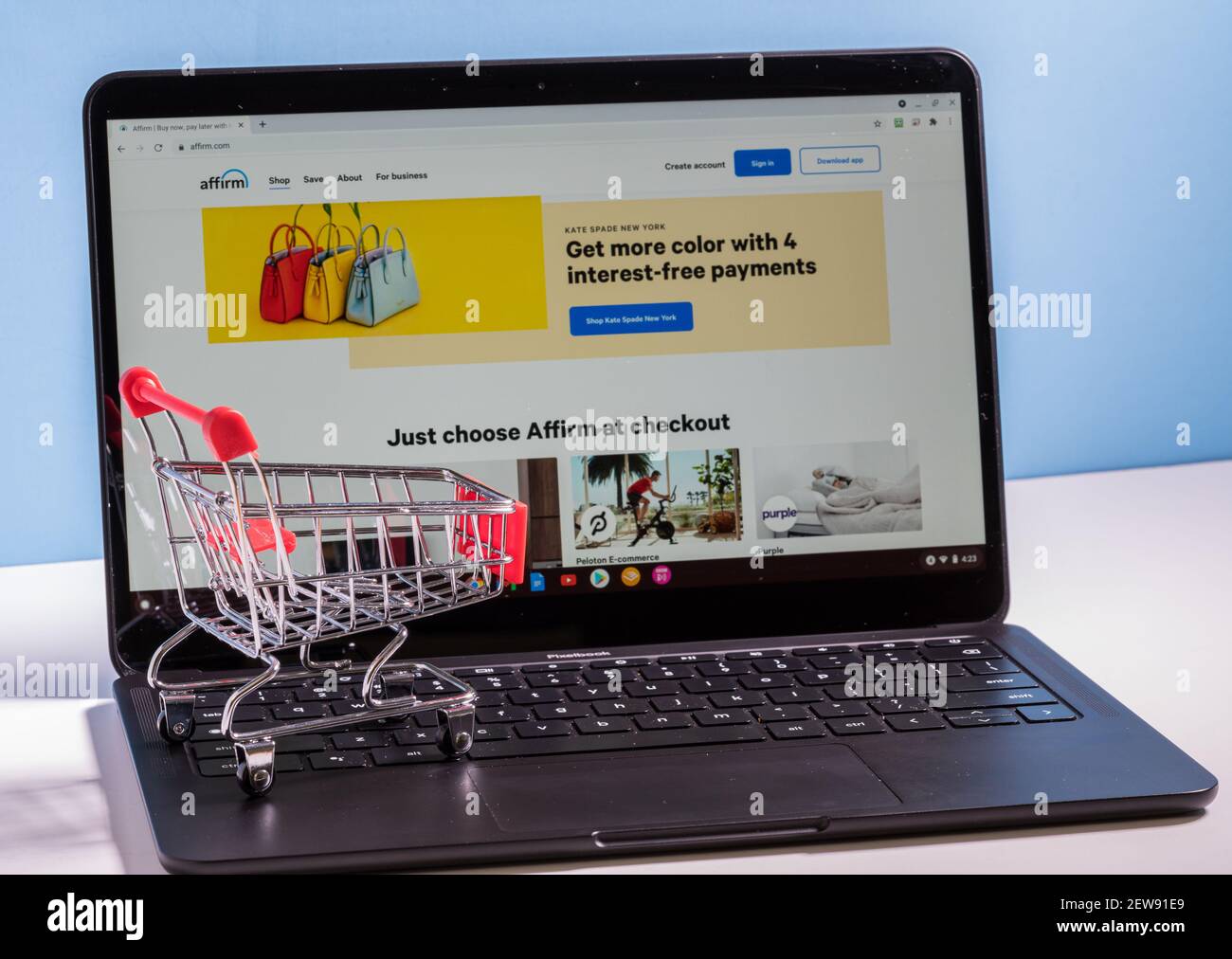 Morgantown, WV - 2 Mars 2021: Panier sur ordinateur portable pour illustrer l'achat à l'aide de l'application d'affirmation pour Acheter maintenant, payer plus tard crédit Banque D'Images