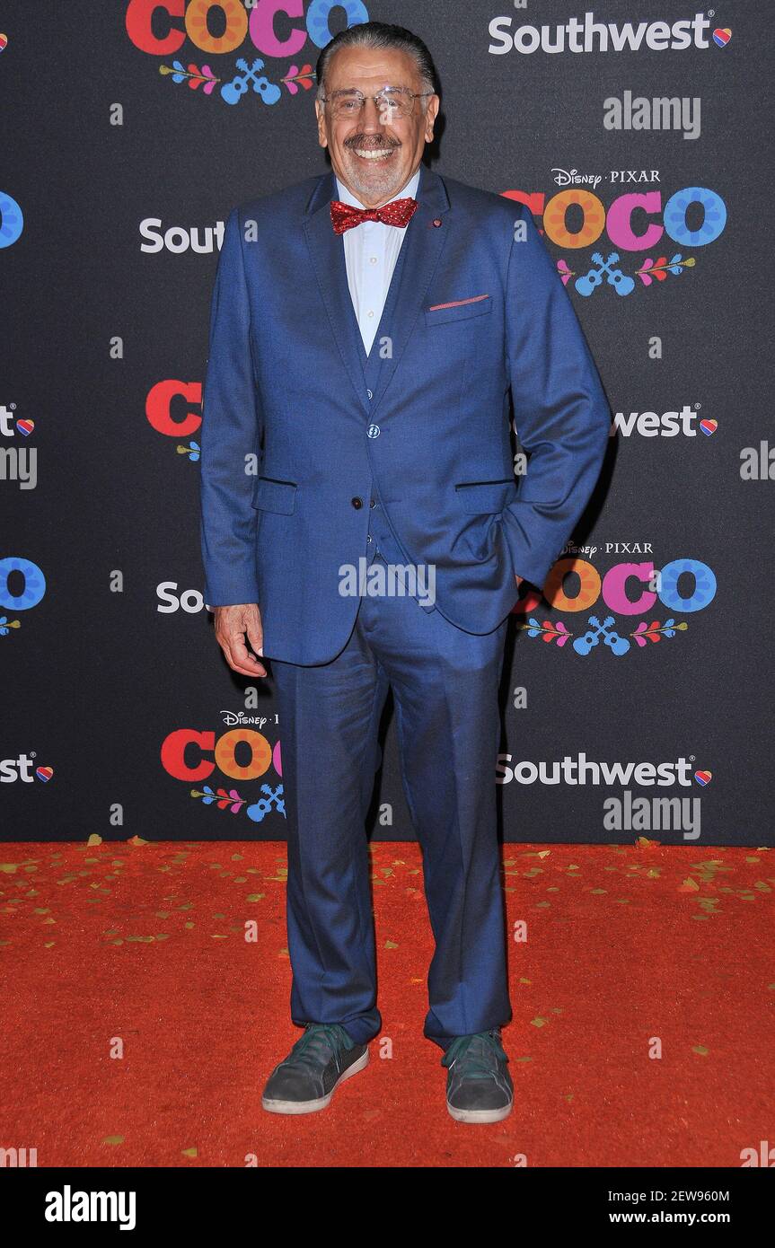 Alfonso Arau arrive à la première « Coco » de Disney Pixar à Los Angeles, qui s'est tenue au théâtre El Capitan à Hollywood, Californie, le mercredi 8 novembre 2017. (Photo de la Sathanlee B. Mirador/Sipa USA) Banque D'Images