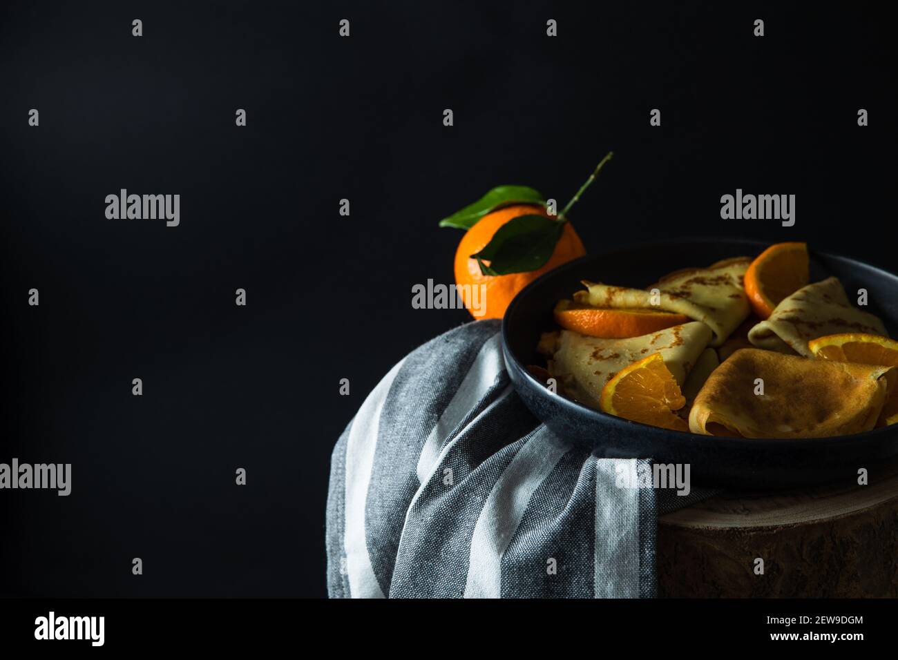 Crêpes fines avec sauce à l'orange Banque D'Images