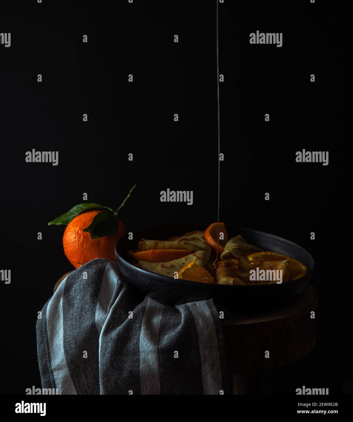Crêpes fines avec sauce à l'orange Banque D'Images