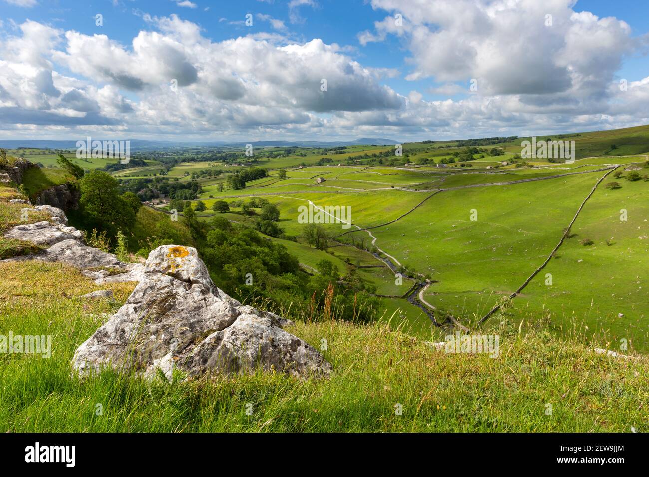 Vue imprenable sur Malham depuis Malham Cove en été, avec vue sur les anciens champs verts et les frontières des champs, Yorkshire Dales Banque D'Images