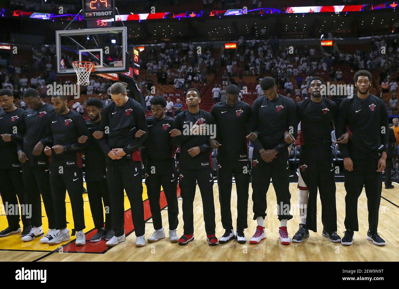 Les joueurs de Miami Heat et d'Atlanta Hawks se bloquent les bras pendant le jeu de l'hymne national avant un match de basket-ball avant le début de la NBA le dimanche 1er octobre 2017 au AmericanAirlines Arena de Miami, Floride (photo de David Santiago/Miami Herald/TNS/Sipa USA) Banque D'Images