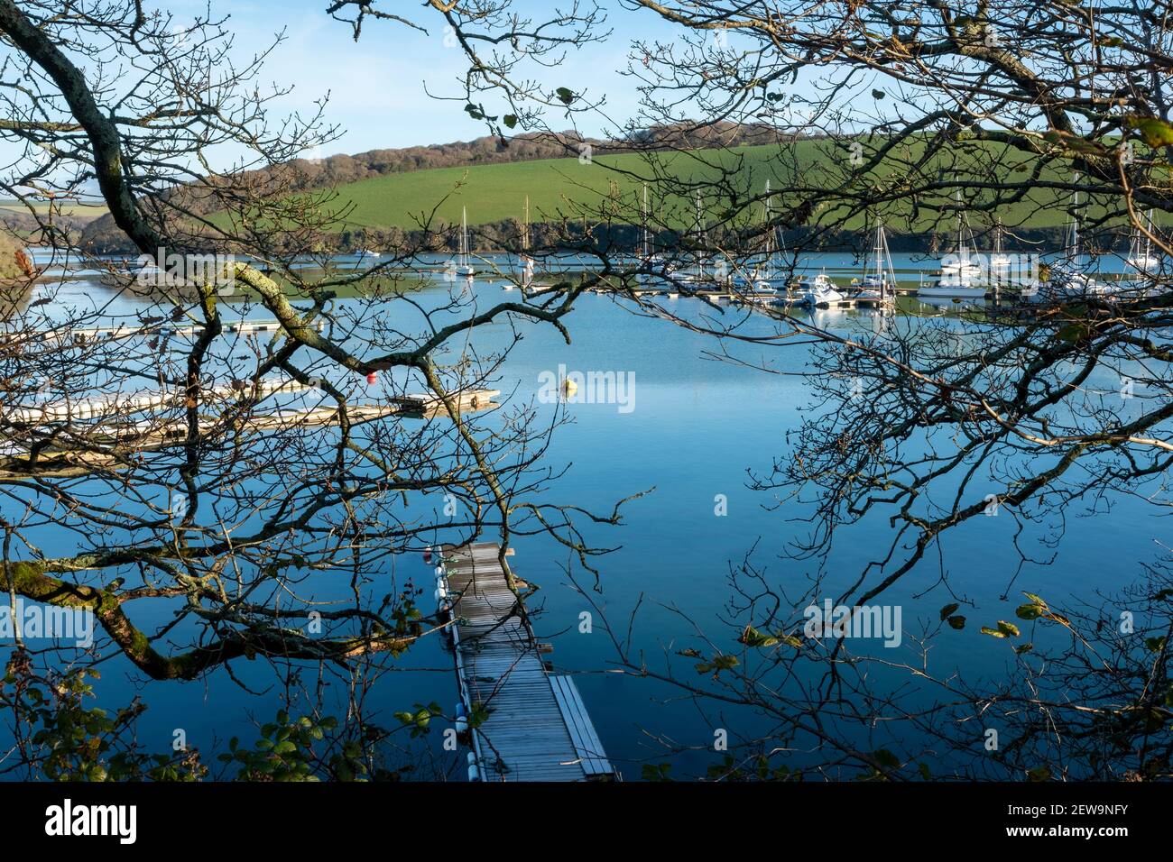Estuaire de la Salcombe, sud du Devon, vue sur les yachts et les bateaux amarrés Banque D'Images