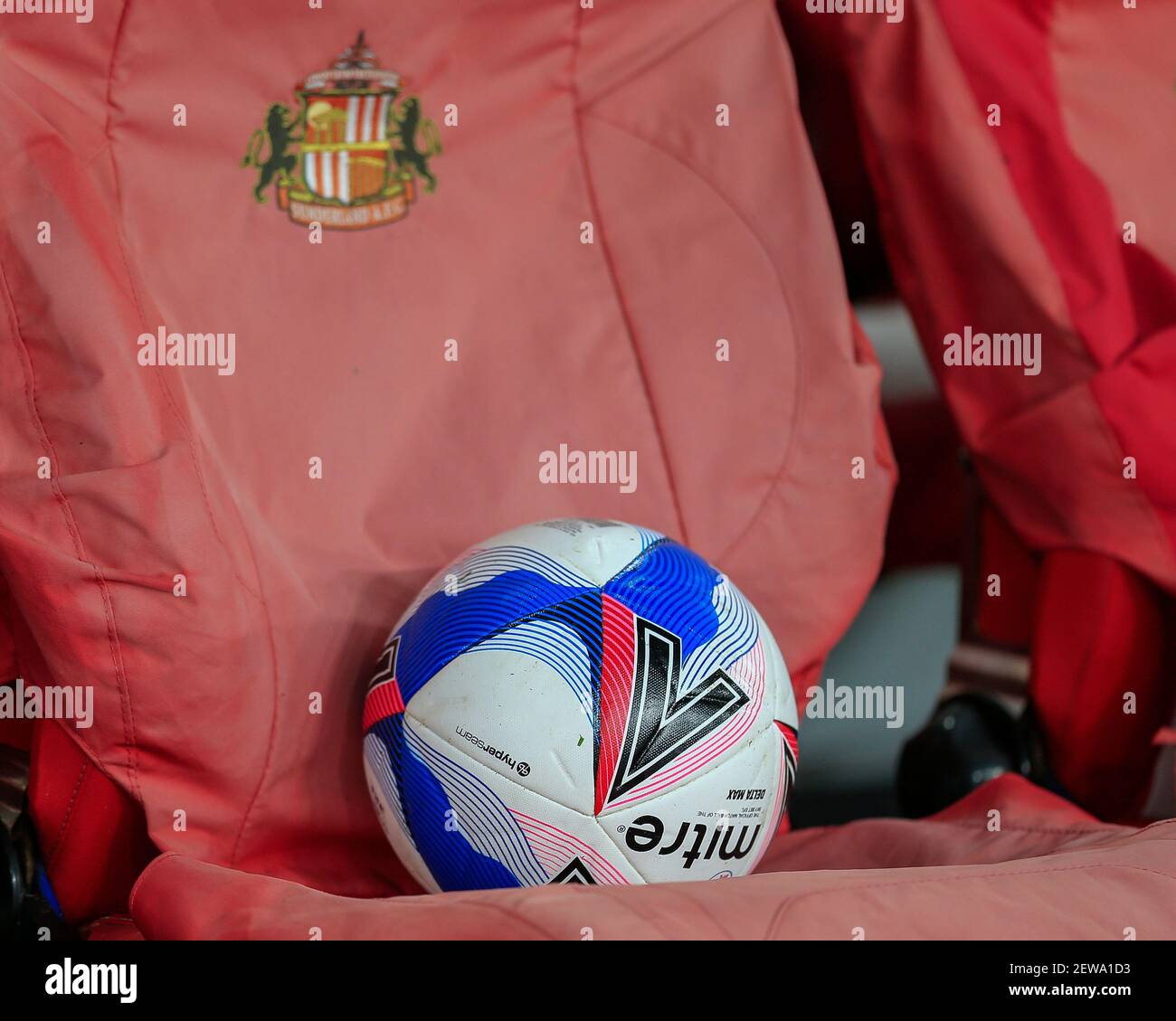 Sunderland, Royaume-Uni. 02 mars 2021. Un ballon de match Mitre Delta Max est assis sur un siège dans le sout Sunderland à Sunderland, Royaume-Uni, le 3/2/2021. (Photo par IAM Burn/News Images/Sipa USA) crédit: SIPA USA/Alay Live News Banque D'Images