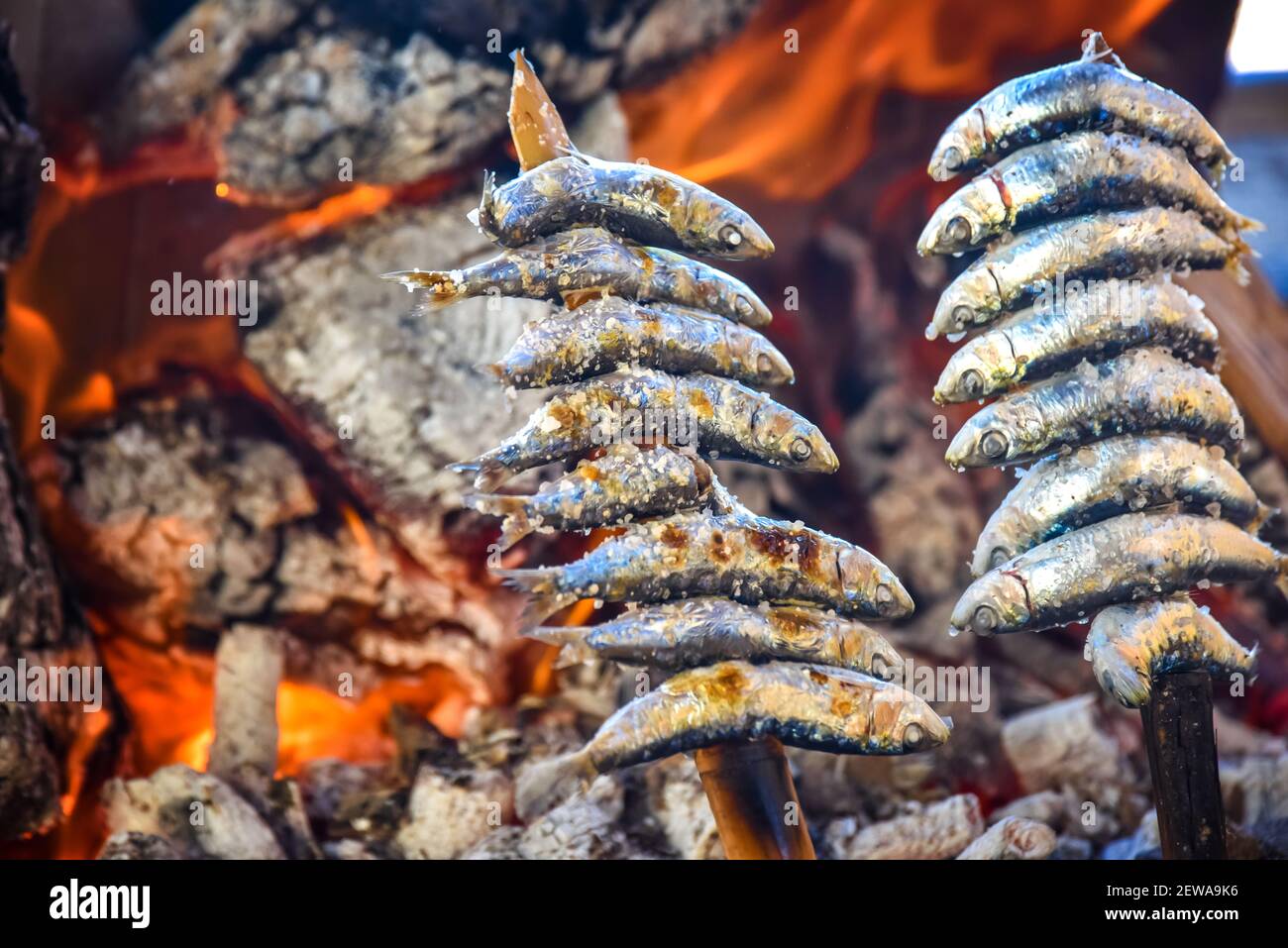 Poisson sardine grillé sur un feu de bois à Malaga Espagne Banque D'Images