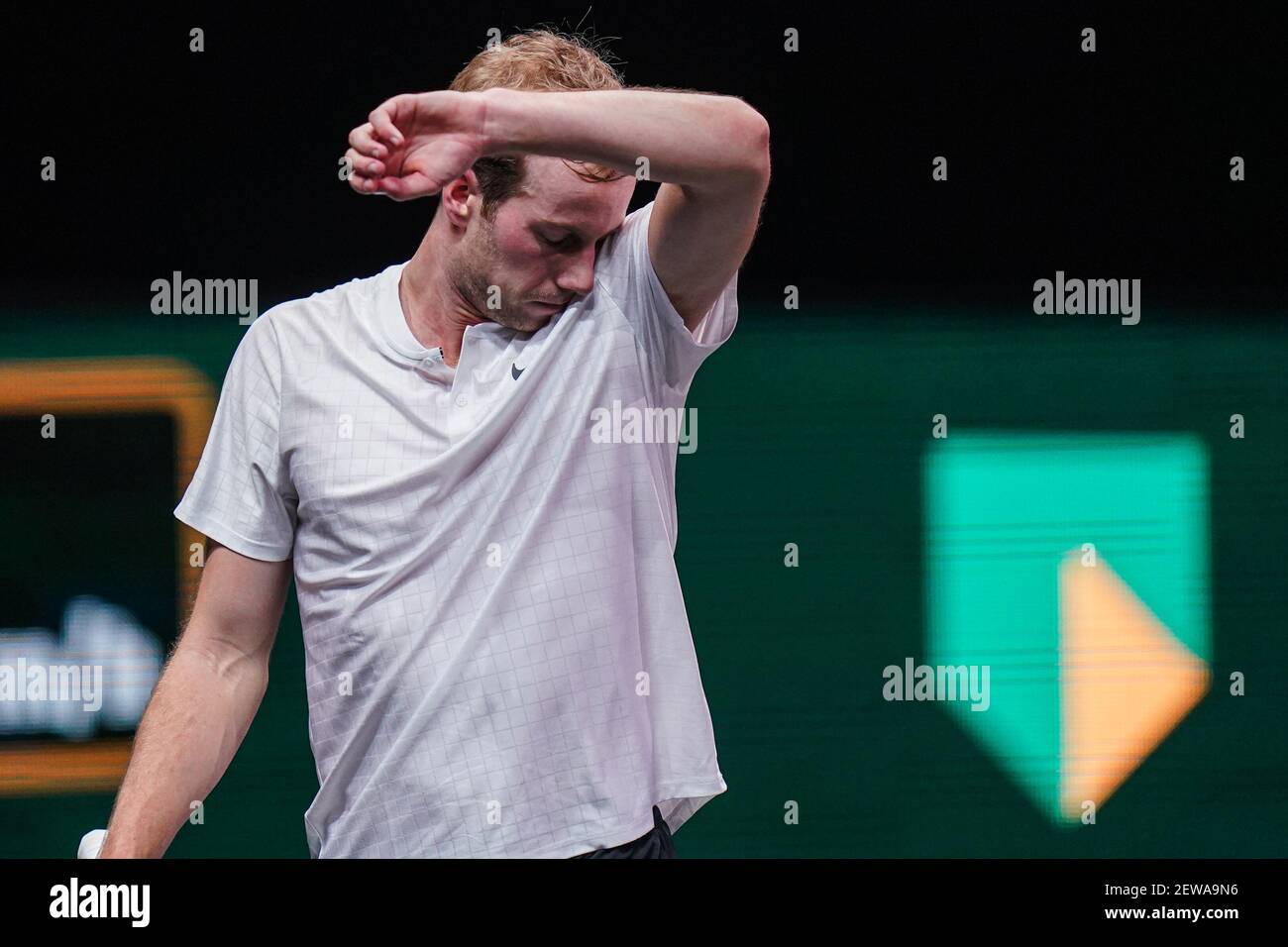 ROTTERDAM, PAYS-BAS - 2 MARS: Botic van de Zandschulp des pays-Bas épuisé pendant son match contre Borna Coric de Croatie pendant le Banque D'Images