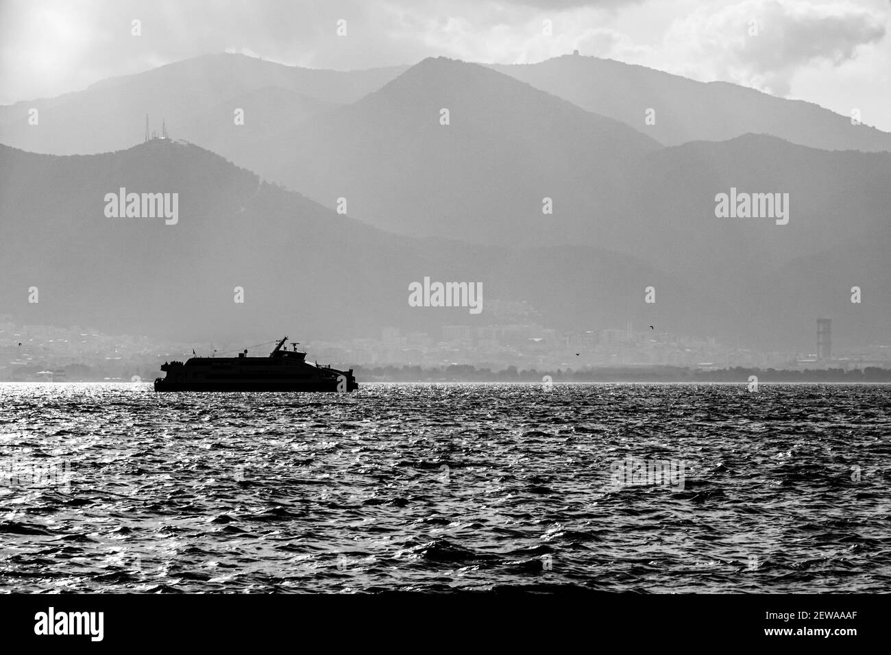 Le ferry de la ville traverse la mer. Banque D'Images
