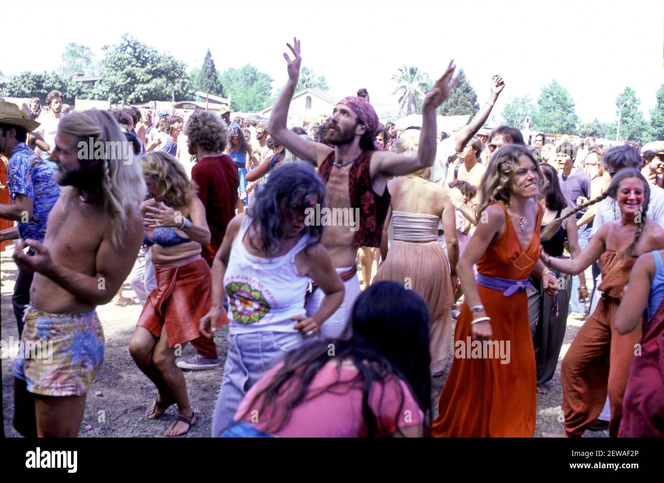 Des hippies dansent lors d'un festival de musique à Santa Rosa, CA vers les années 1970. Banque D'Images