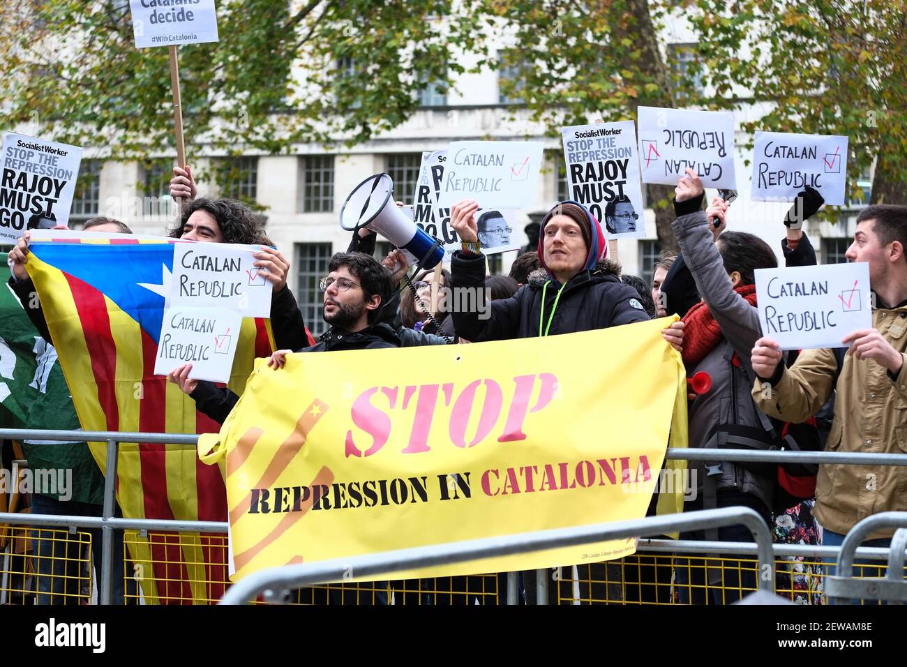 Les manifestants pro-indépendantistes catalans se réunissent devant Downing Street le 5 décembre 2107 alors que la première ministre Theresa May a des entretiens avec le Premier ministre espagnol Mariano Rajoy. (Photo de Claire Doherty/Sipa USA) Banque D'Images