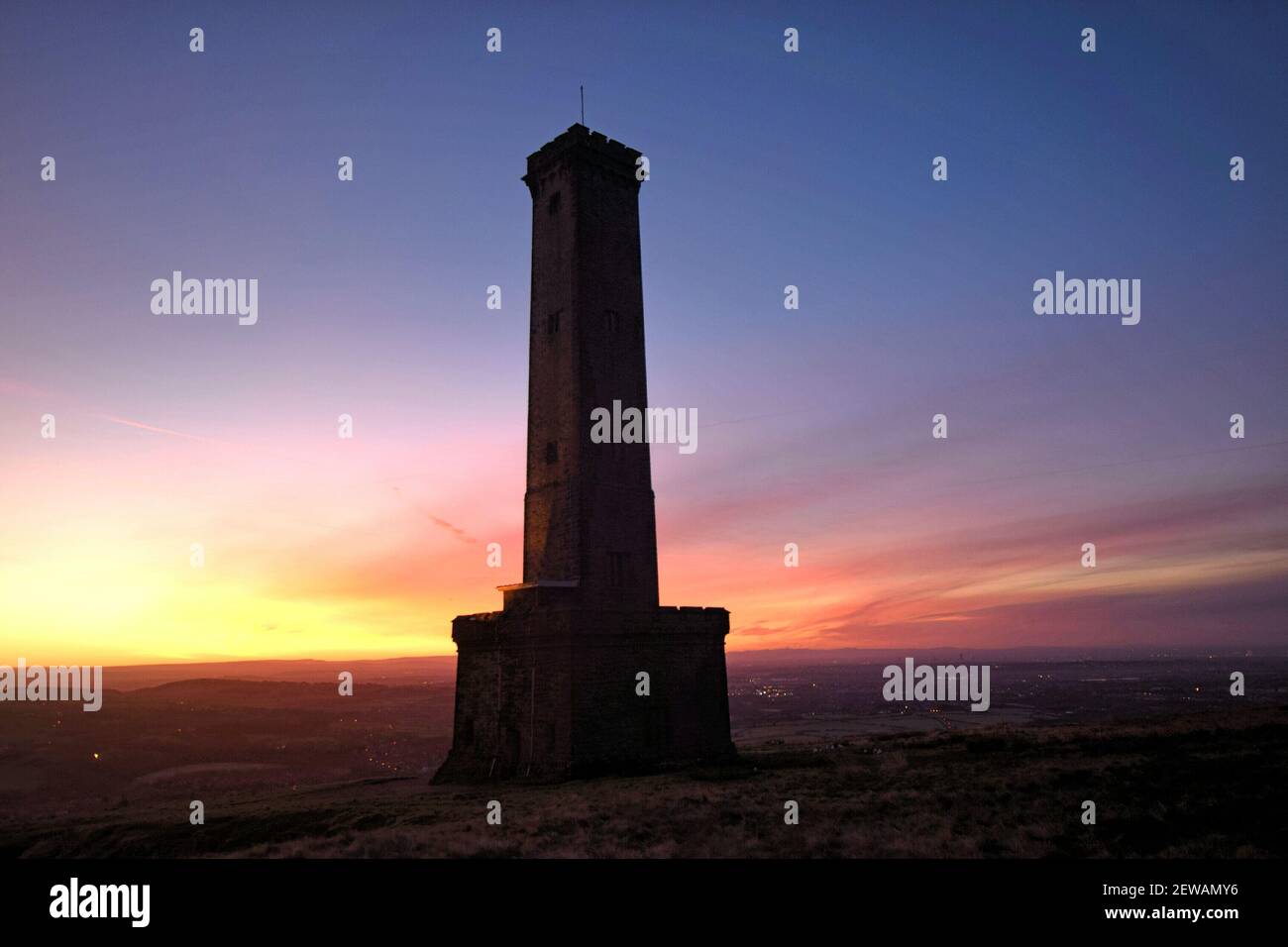 Lever du soleil à Peel Tower, Ramsbottom, Lancashire Banque D'Images