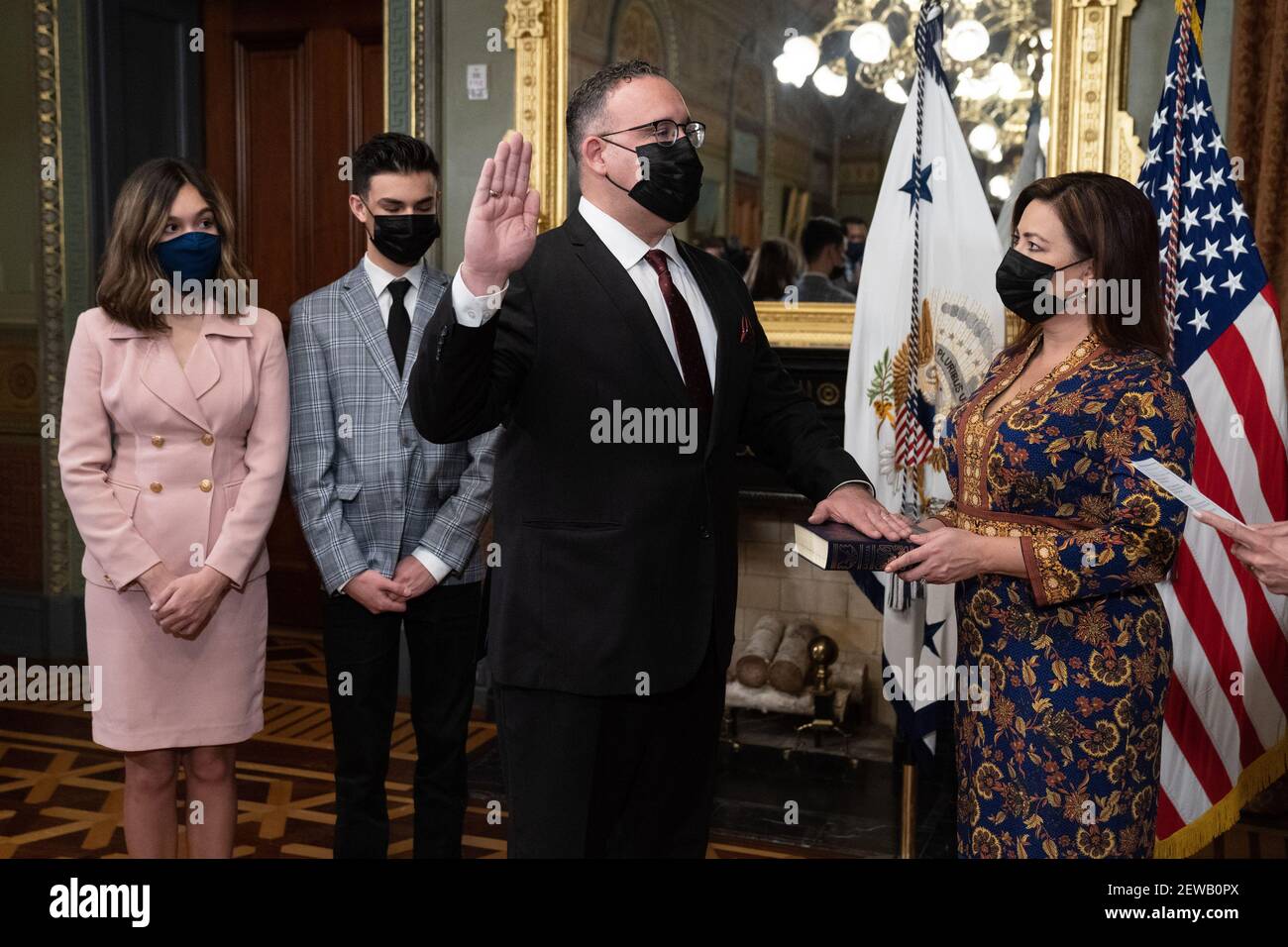 Washington, États-Unis. 02 mars 2021. Miguel Cardona est assermenté comme secrétaire à l'éducation par le vice-président des États-Unis Kamala Harris comme l'épouse de Cardona Marissa détient la Bible dans le bâtiment du bureau exécutif Eisenhower à Washington, DC le mardi 2 mars 2021. Le fils et la fille de Cardona Miguel Cardona Jr. Et Céline Cardona regardent dessus. Photo de Ken Cedeno/UPI crédit: UPI/Alay Live News Banque D'Images