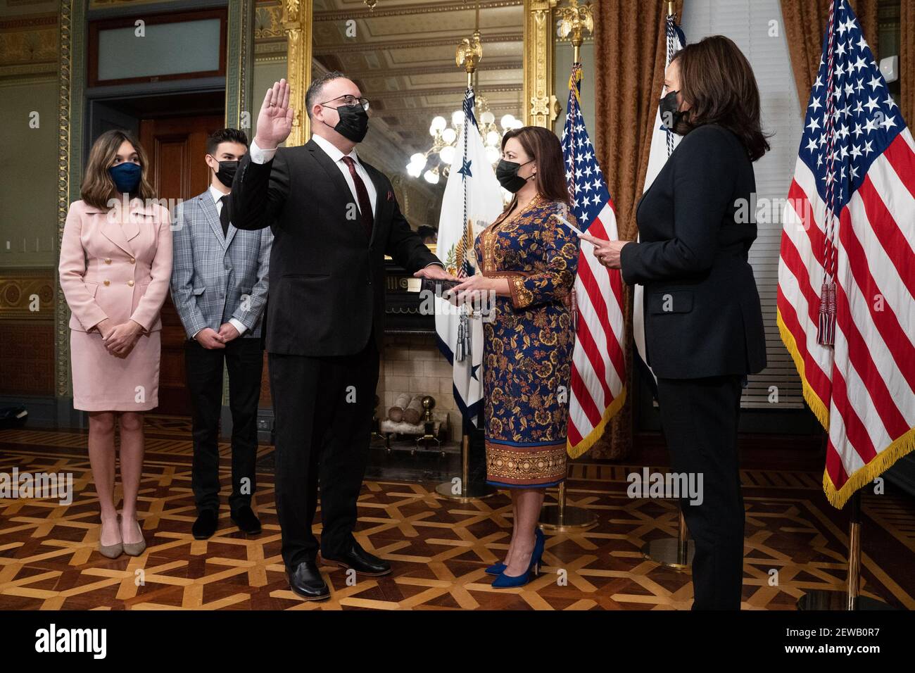 Washington, États-Unis. 02 mars 2021. Miguel Cardona est assermenté comme secrétaire à l'éducation par le vice-président des États-Unis Kamala Harris comme l'épouse de Cardona Marissa détient la Bible dans le bâtiment du bureau exécutif Eisenhower à Washington, DC le mardi 2 mars 2021. Le fils et la fille de Cardona Miguel Cardona Jr. Et Céline Cardona regardent dessus. Photo de Ken Cedeno/UPI crédit: UPI/Alay Live News Banque D'Images