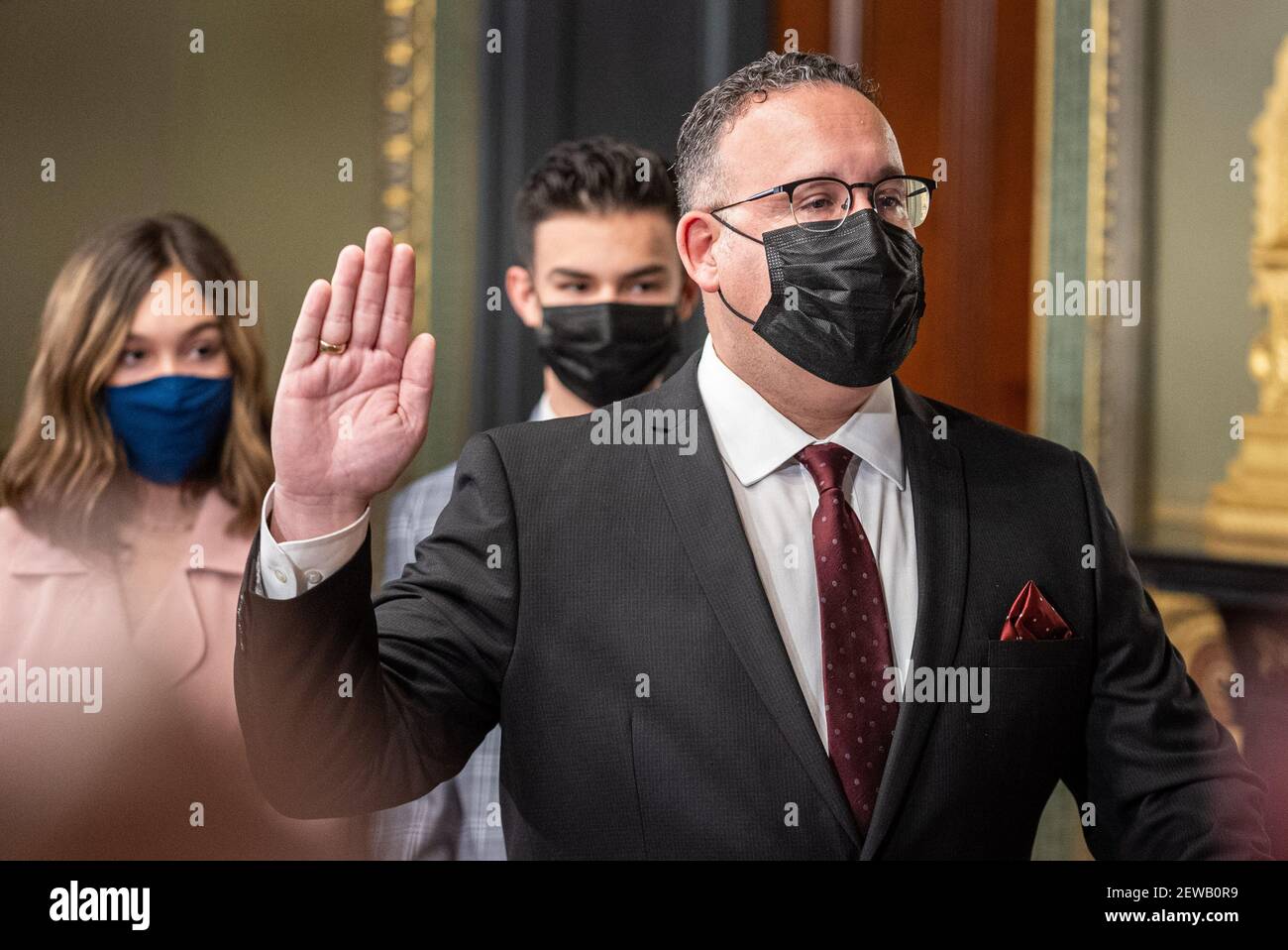 Washington, États-Unis. 02 mars 2021. Le vice-président des États-Unis, Kamala Harris, se présente en cérémonie à Miguel Cardona en tant que secrétaire à l'éducation dans le bureau exécutif Eisenhower à Washington, DC, le mardi 2 mars 2021. Le fils et la fille de Cardona Miguel Cardona Jr. Et Céline Cardona regardent dessus. Photo de Ken Cedeno/UPI crédit: UPI/Alay Live News Banque D'Images