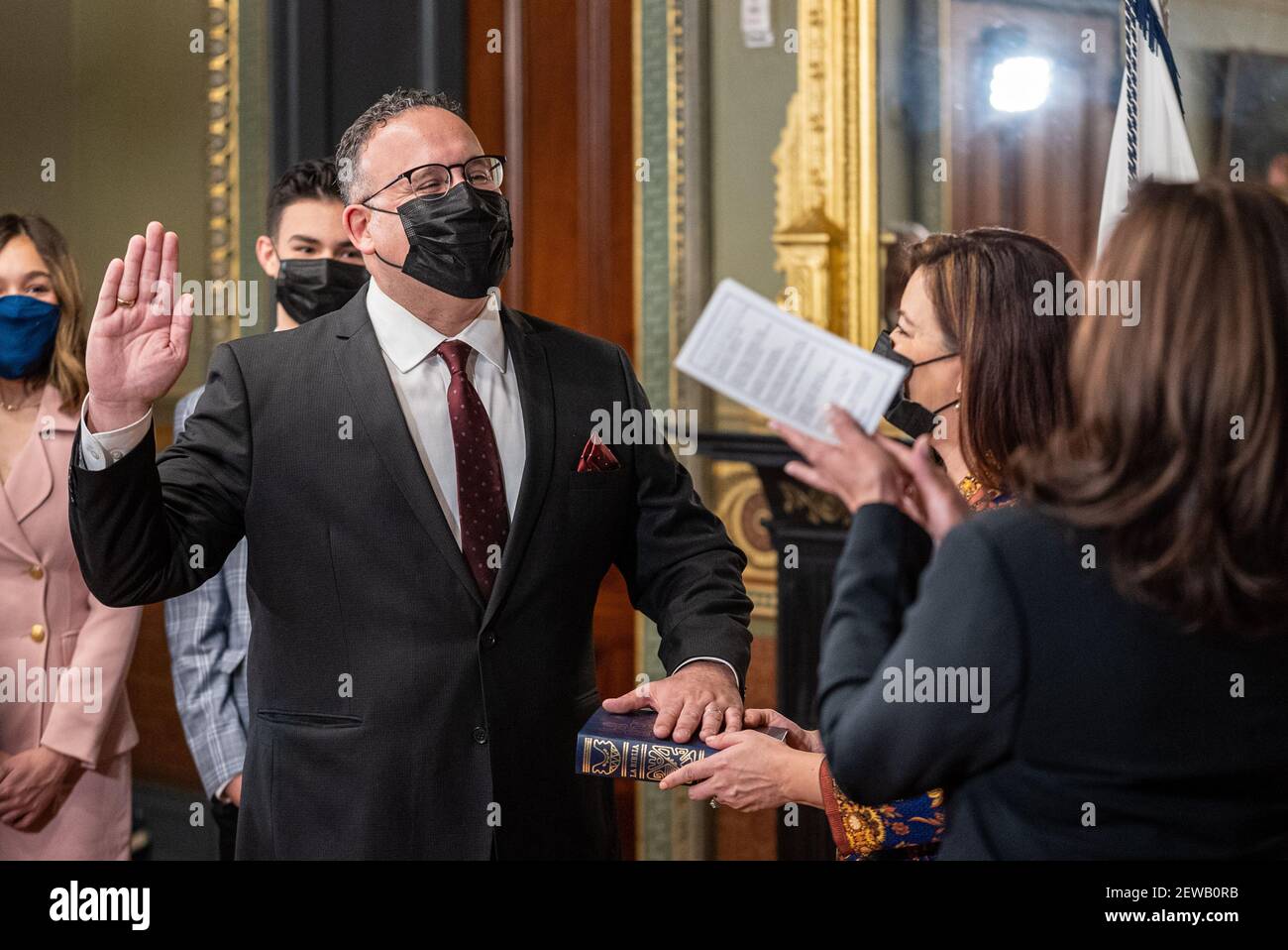 Washington, États-Unis. 02 mars 2021. Le vice-président des États-Unis, Kamala Harris, a passé la cérémonie à Miguel Cardona en tant que secrétaire à l'éducation, en tant que femme de Cardona, Marissa, détient la Bible dans le bâtiment du bureau exécutif Eisenhower à Washington, DC le mardi 2 mars 2021. Le fils et la fille de Cardona, Miguel Cardona Jr. Et Céline Cardona regardent. Photo de Ken Cedeno/UPI crédit: UPI/Alay Live News Banque D'Images