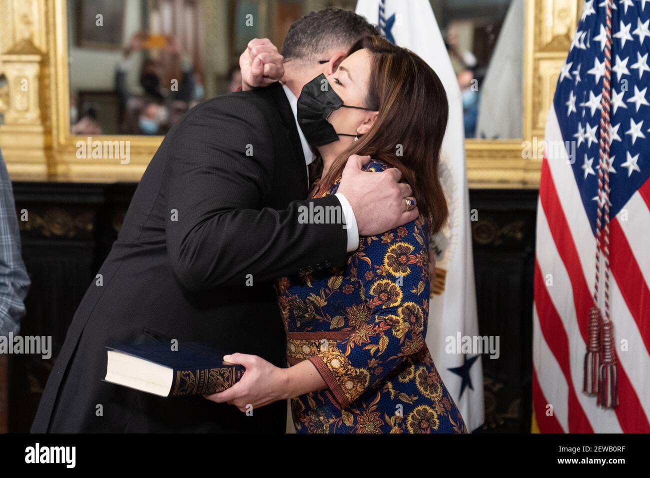 Washington, États-Unis. 02 mars 2021. Miguel Cardona est embrassé par sa femme Marissa après avoir été assermenté comme secrétaire à l'éducation par le vice-président des États-Unis Kamala Harris dans le bâtiment Eisenhower Executive Office à Washington, DC le mardi 2 mars 2021. Photo de Ken Cedeno/UPI crédit: UPI/Alay Live News Banque D'Images