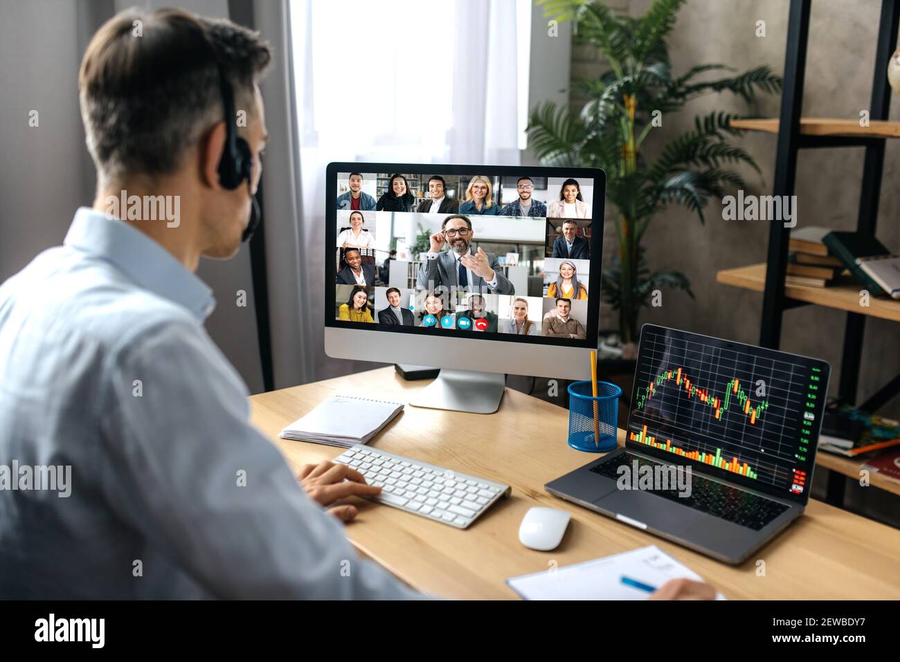 Réunion virtuelle, appel vidéo. Un homme d'affaires adulte prospère a eu des conversations avec des collègues d'affaires multiraciaux par appel vidéo à l'aide d'un ordinateur tout en étant assis sur son lieu de travail Banque D'Images