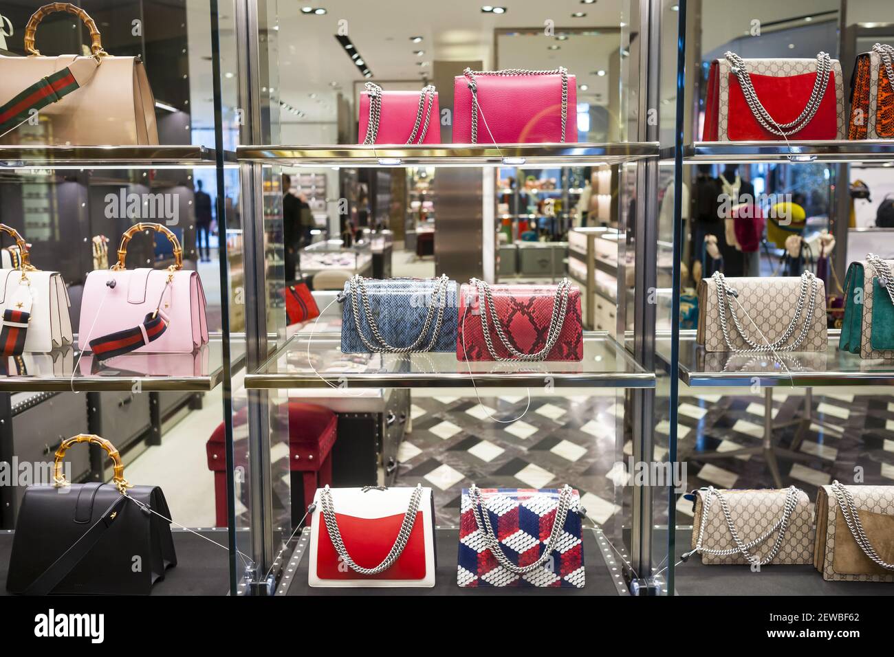 Sacs à main verrouillés en exposition dans le magasin Gucci de Brookfield  place à New York le mercredi 20 décembre 2017. (Photo de Richard B. Levine  Photo Stock - Alamy