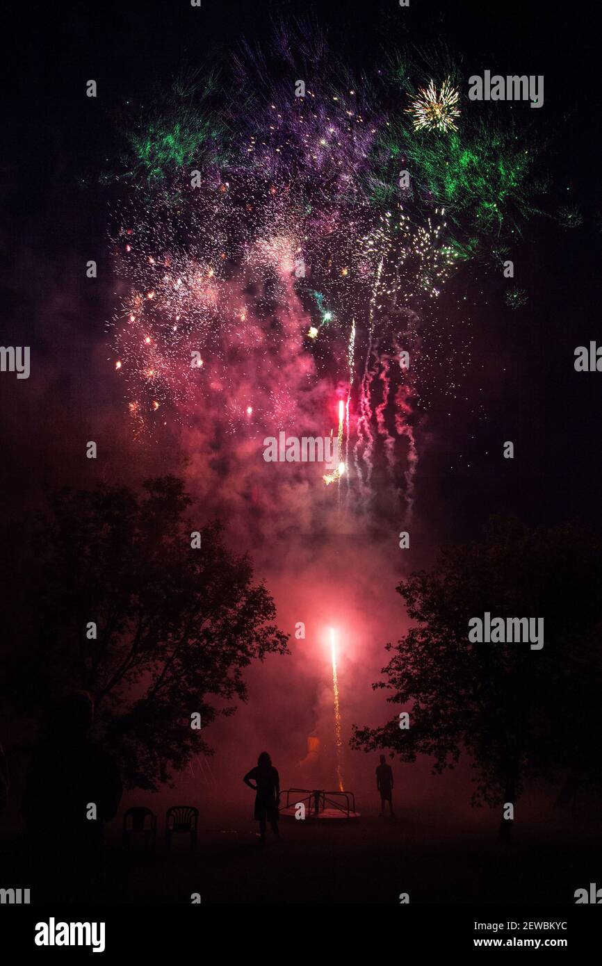 la silhouette de deux hommes et quelques feux d'artifice Banque D'Images