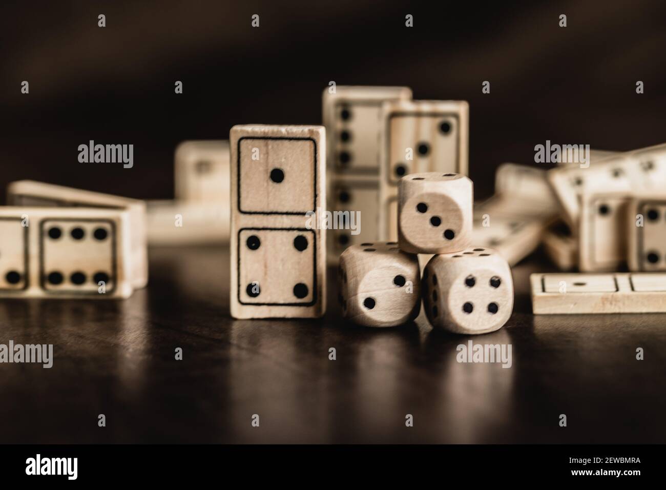 dés en bois et dominos pour les jeux Banque D'Images
