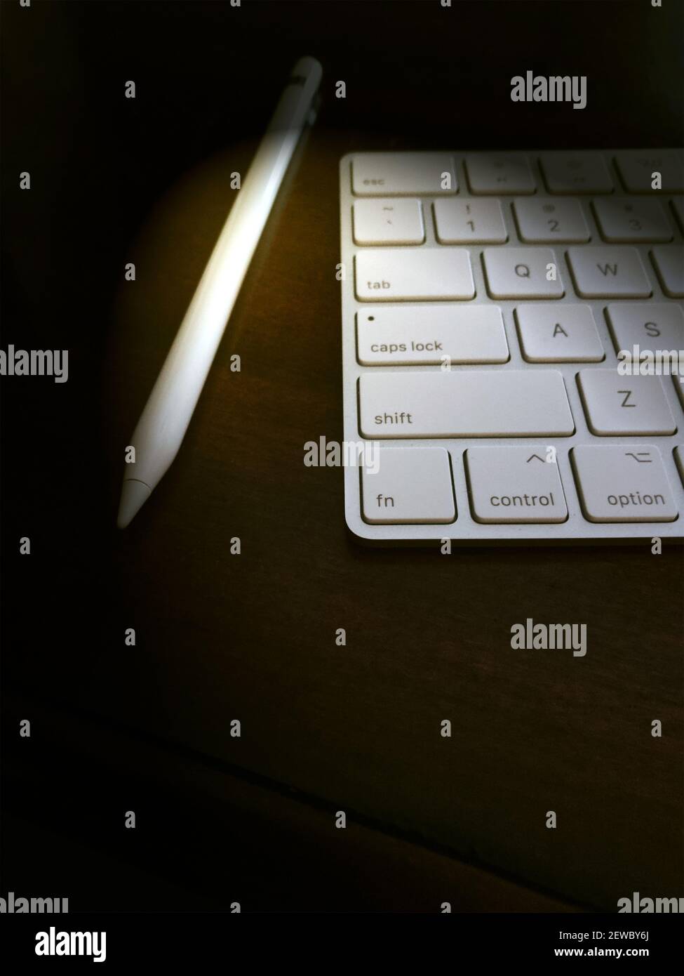 Clavier d'ordinateur et stylo sur un bureau en bois Banque D'Images