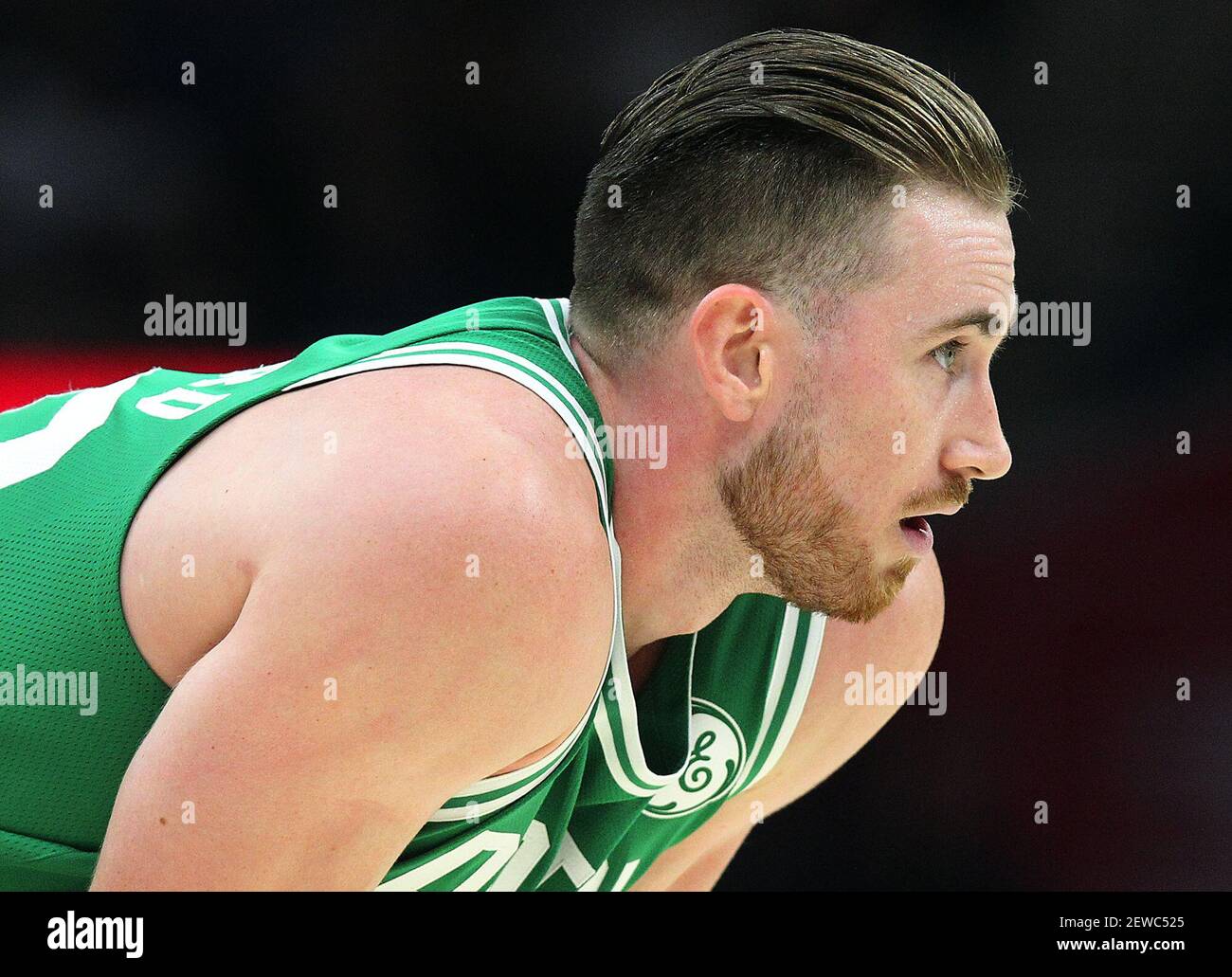 Gordon Hayward, des Boston Celtics, regarde un coup de feu mis en place par les Cleveland Cavaliers dans le premier trimestre, le mardi 17 octobre 2017, à Quicken Loans Arena à Cleveland. (Photo de Leah Klafczynski/Akron Beacon Journal/TNS/Sipa USA) Banque D'Images