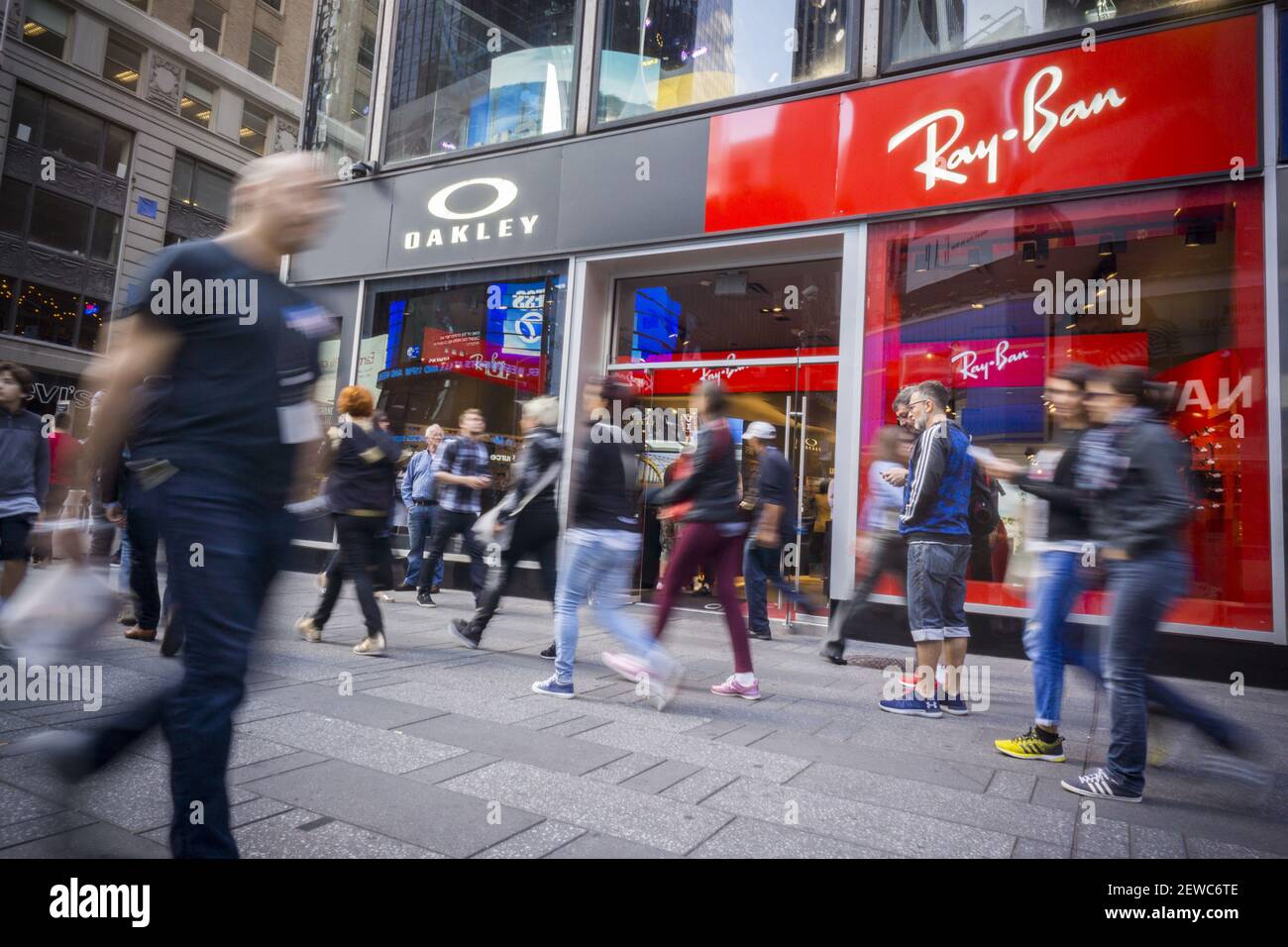 Les marques Luxottica Oakley et Ray-Ban partagent un magasin à Times Square  à New York le vendredi 29 septembre 2017. EssiliorLuxottica est déclaré  acheter une participation majoritaire dans la société néerlandaise  GrandVision