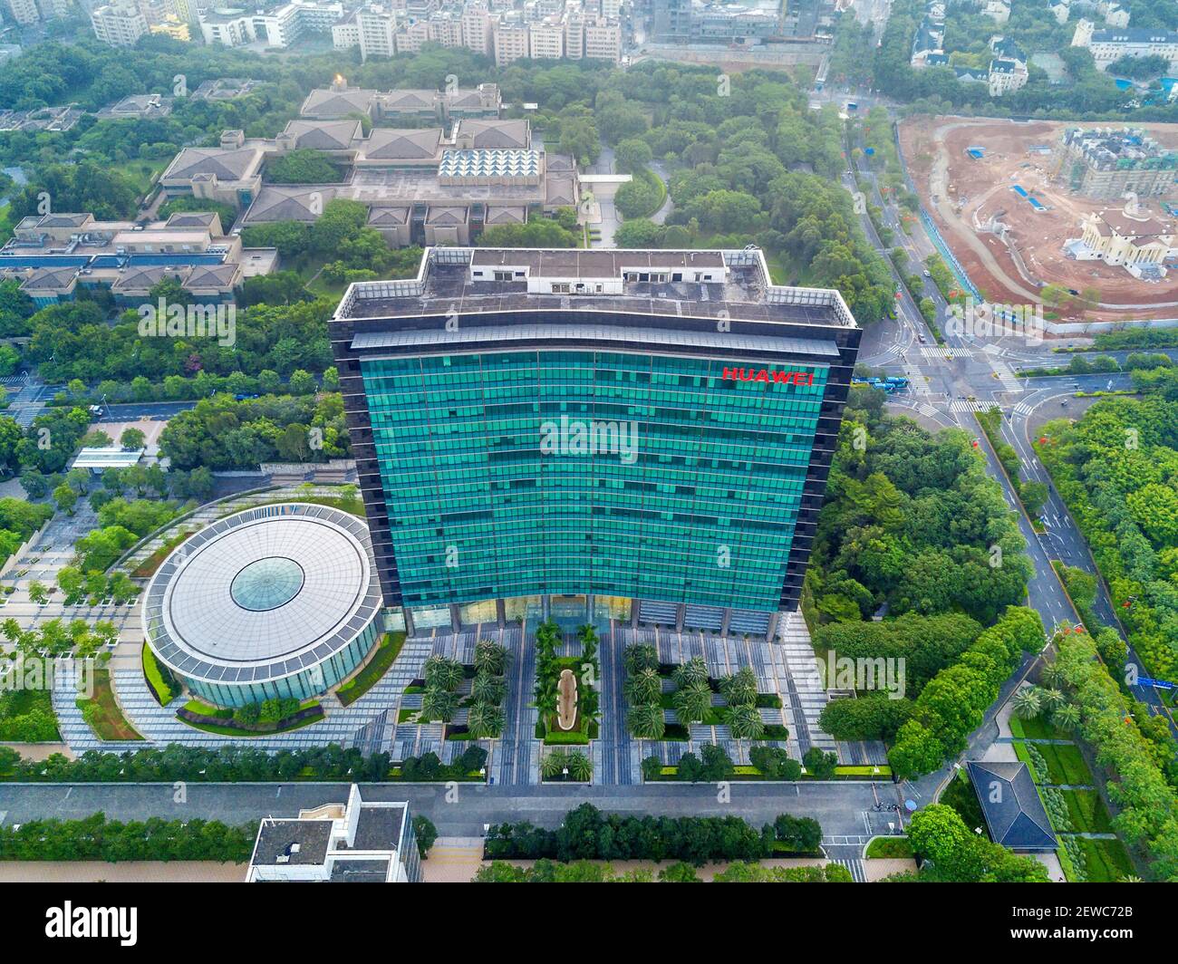 FILE--vue aérienne d'un immeuble de bureaux de Huawei dans la ville de  Shenzhen, dans la province de Guangdong, au sud de la Chine, le 26  septembre 2017. Huawei technologies Co a déclaré