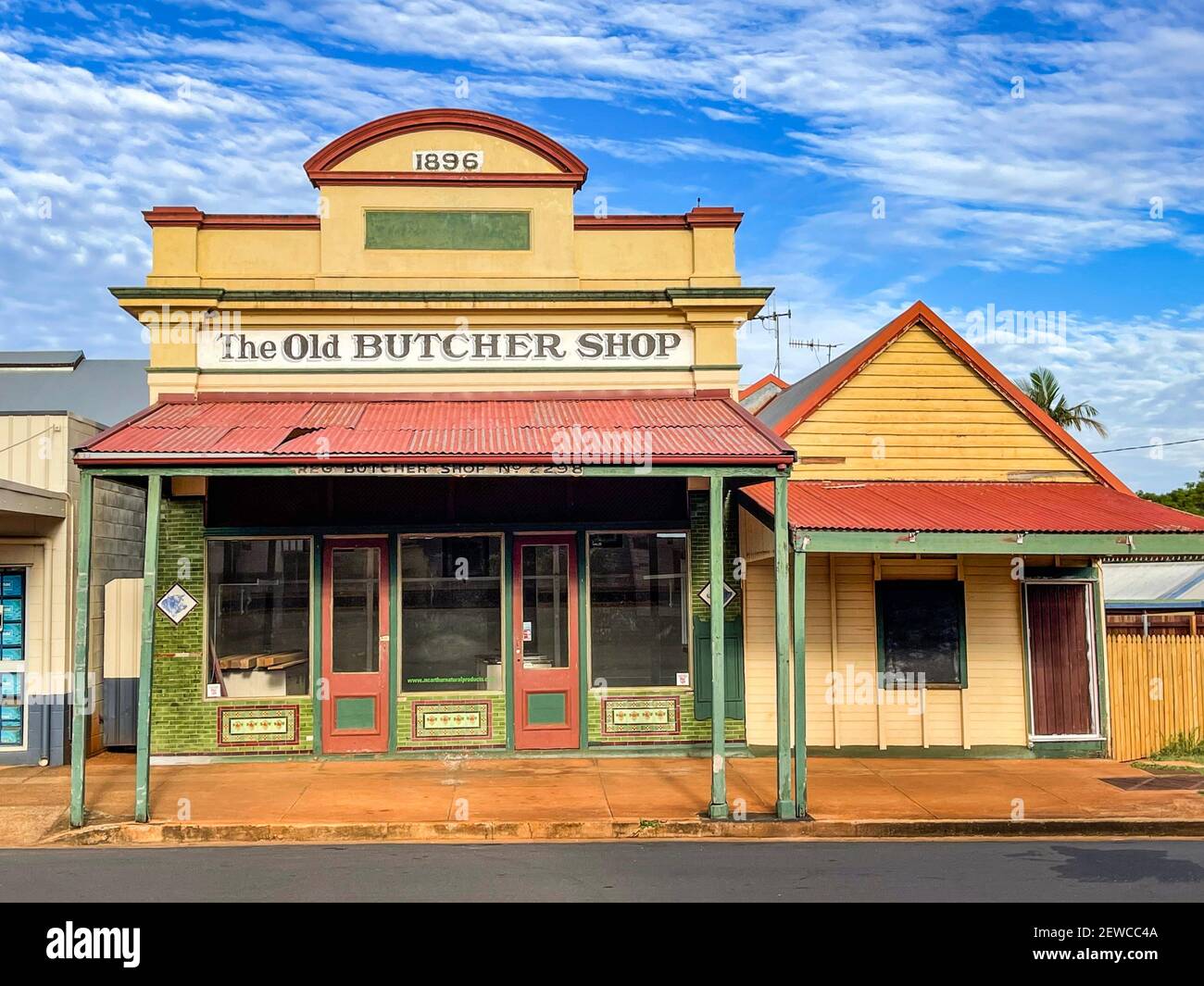 Façade de l'ancienne Boucher Shop, construite de 1896 à 1902. Il comprend la boucherie en brique formar et une boutique de bois attenante. À Childers, Bundaber Banque D'Images