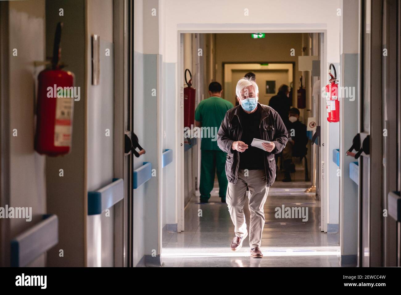 Milan, Italie. 25 février 2021. Un vieil homme a vu marcher dans les couloirs de l'établissement de santé. La campagne de vaccination Covid-19 pour les personnes de plus de quatre-vingts ans se poursuit au nouveau centre des vaccins anti-Covid-19 de la Défense, mis en place au Centre hospitalier militaire dans le district de Baggio. Plus de dix mille vaccins ont déjà été distribués, donnant Pfizer/BioNTech à ceux de plus de quatre-vingts ans et AstraZeneca au personnel de santé non hospitalier. Crédit : SOPA Images Limited/Alamy Live News Banque D'Images