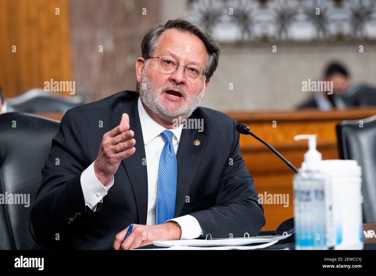 Washington, États-Unis. 02 mars 2021. Le sénateur américain Gary Peters (D-MI) prend la parole lors d'une audience du Comité des services armés du Sénat sur les défis et la stratégie en matière de sécurité mondiale. Crédit : SOPA Images Limited/Alamy Live News Banque D'Images