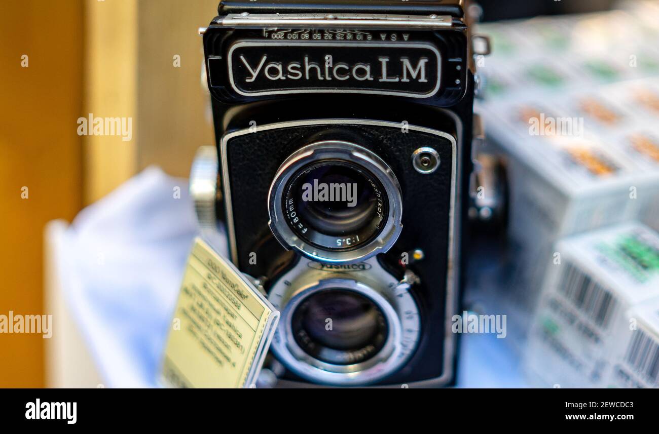 18 août 2018 Moscou, Russie. Caméra film de format moyen Yashica LM sur un comptoir de magasin. Banque D'Images