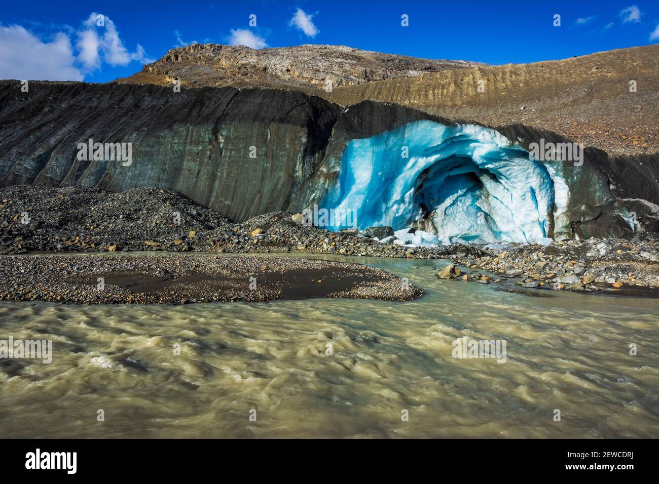Glace bleue et eau de fonte au pied du glacier Athabasca, parc national Jasper, Alberta, Canada Banque D'Images