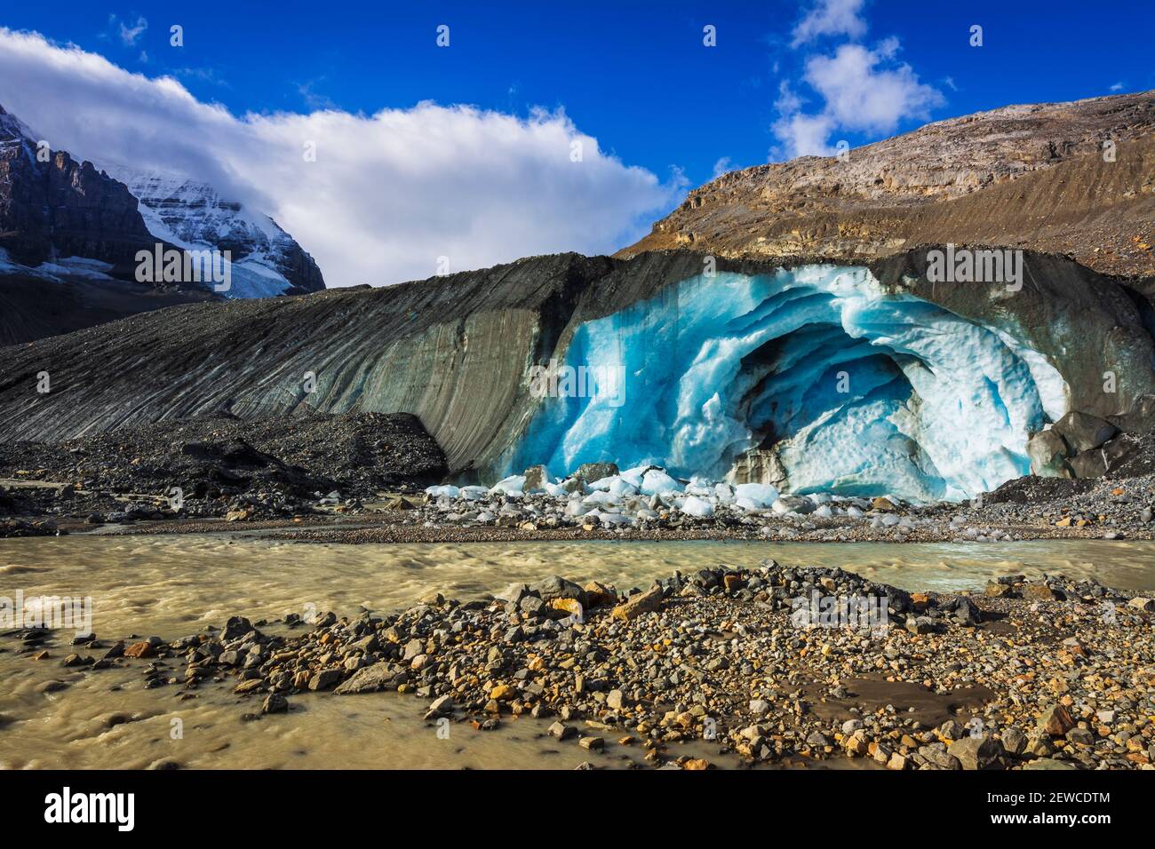 Glace bleue et eau de fonte au pied du glacier Athabasca, parc national  Jasper, Alberta, Canada Photo Stock - Alamy