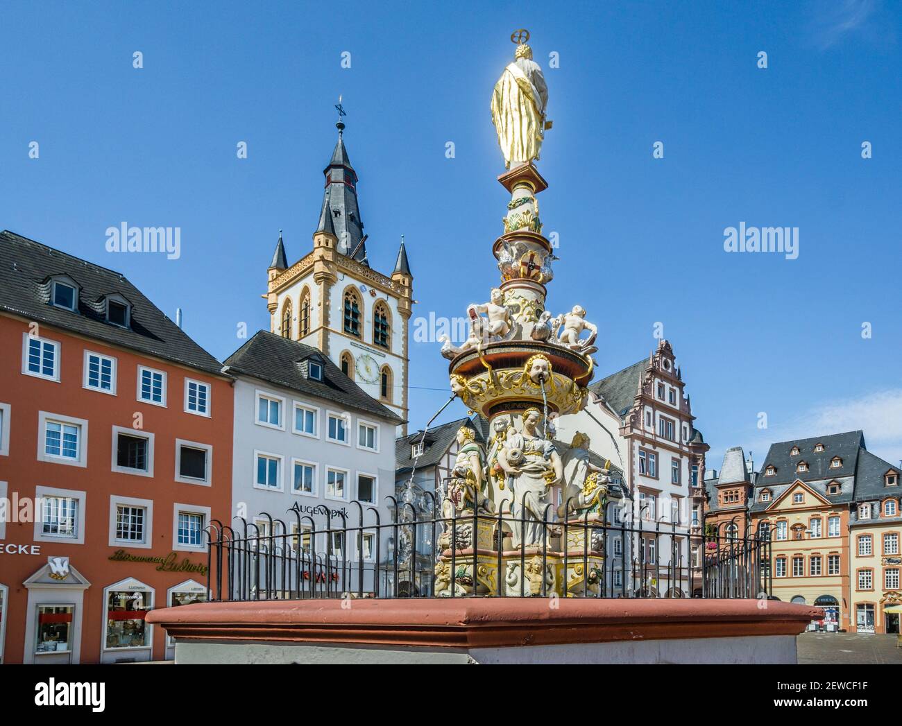 Hauptmarkt la place du marché principal de l'ancienne ville de Trèves, avec fontaine du marché et statue de Saint-Pierre, Rhénanie-Palatinat, Allemagne Banque D'Images